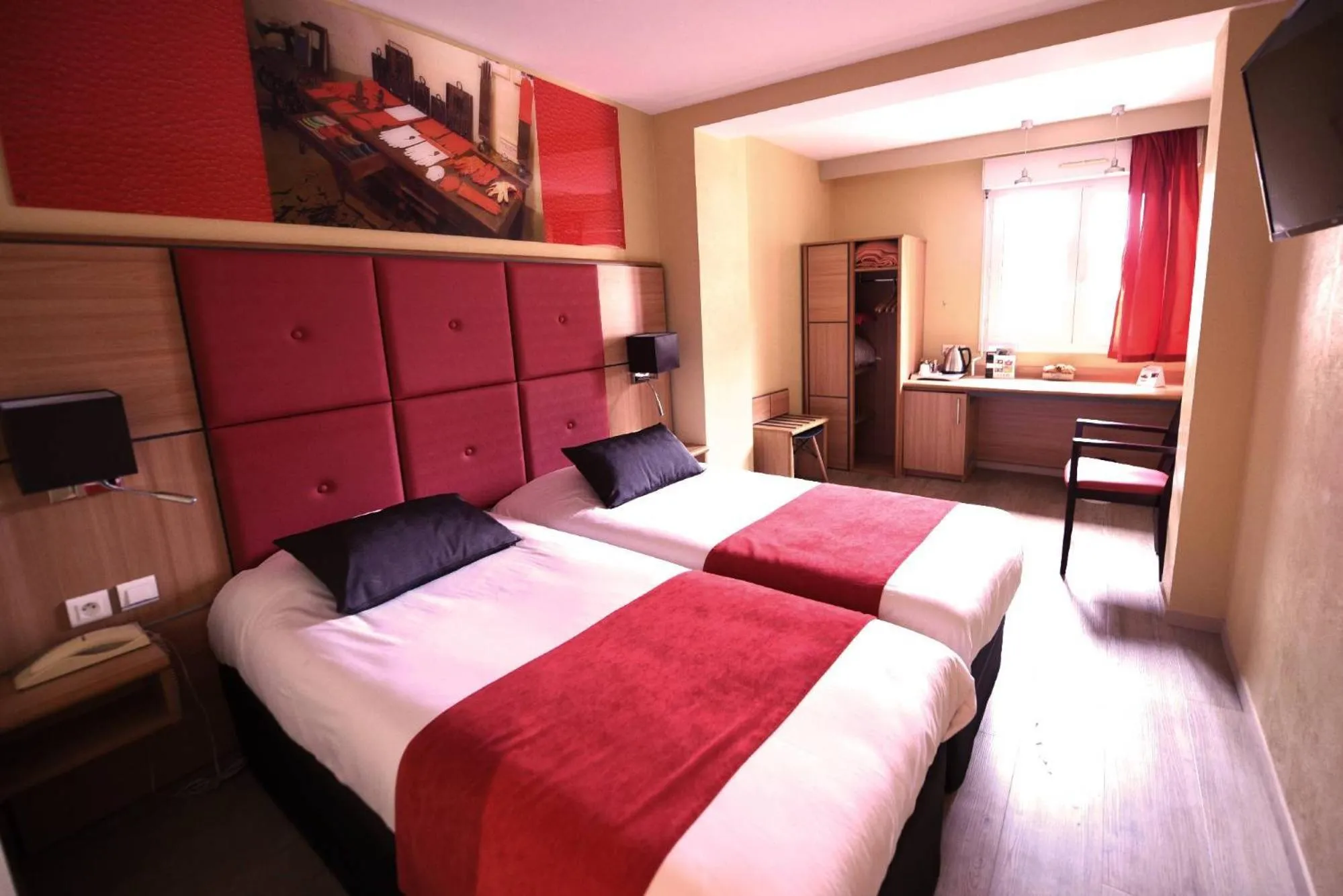 Photo of the whole room, Bed in The Originals City, Hôtel Le Boeuf Rouge, Saint-Junien