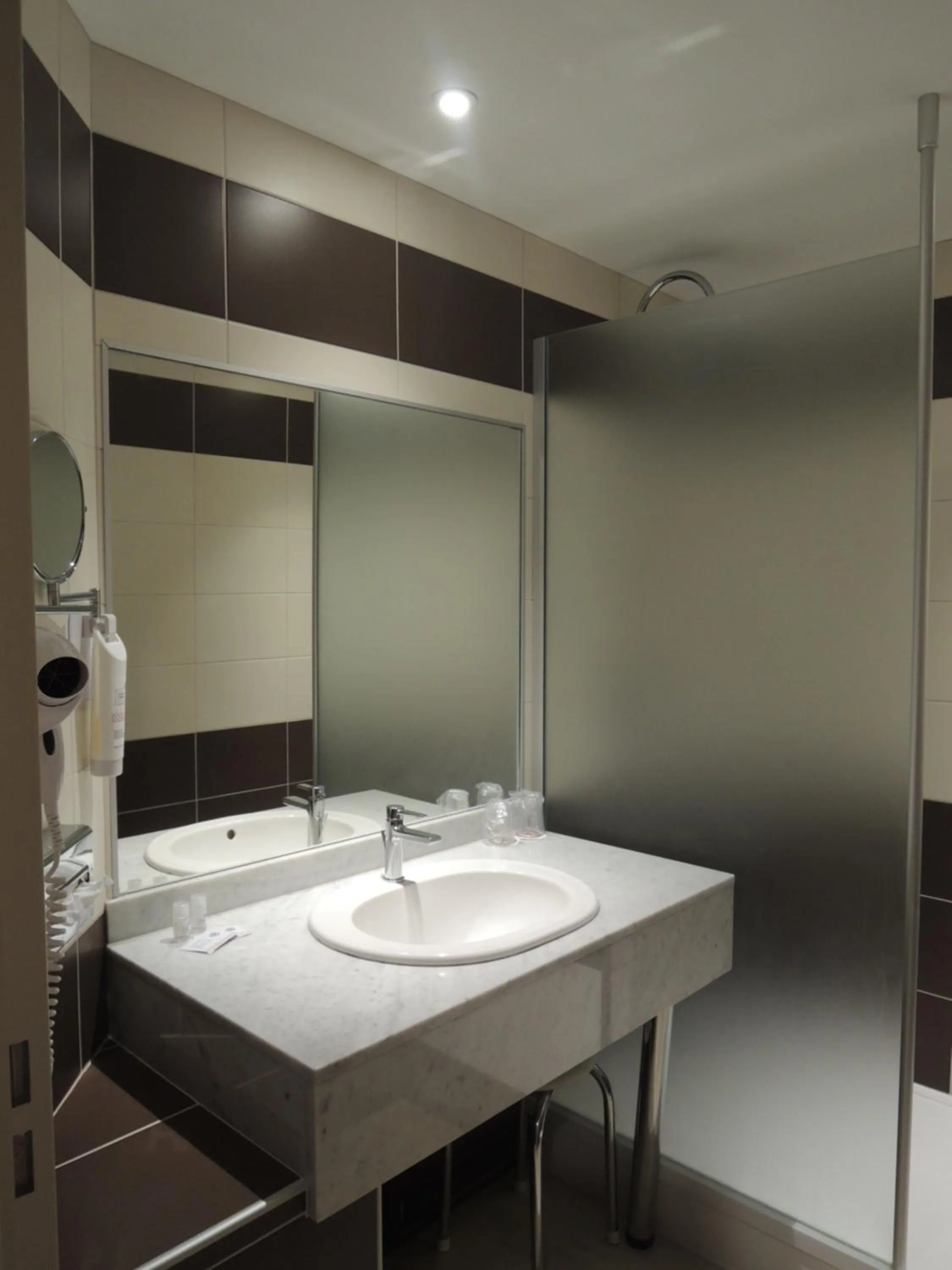 Bathroom in The Originals City, Hôtel Le Boeuf Rouge, Saint-Junien