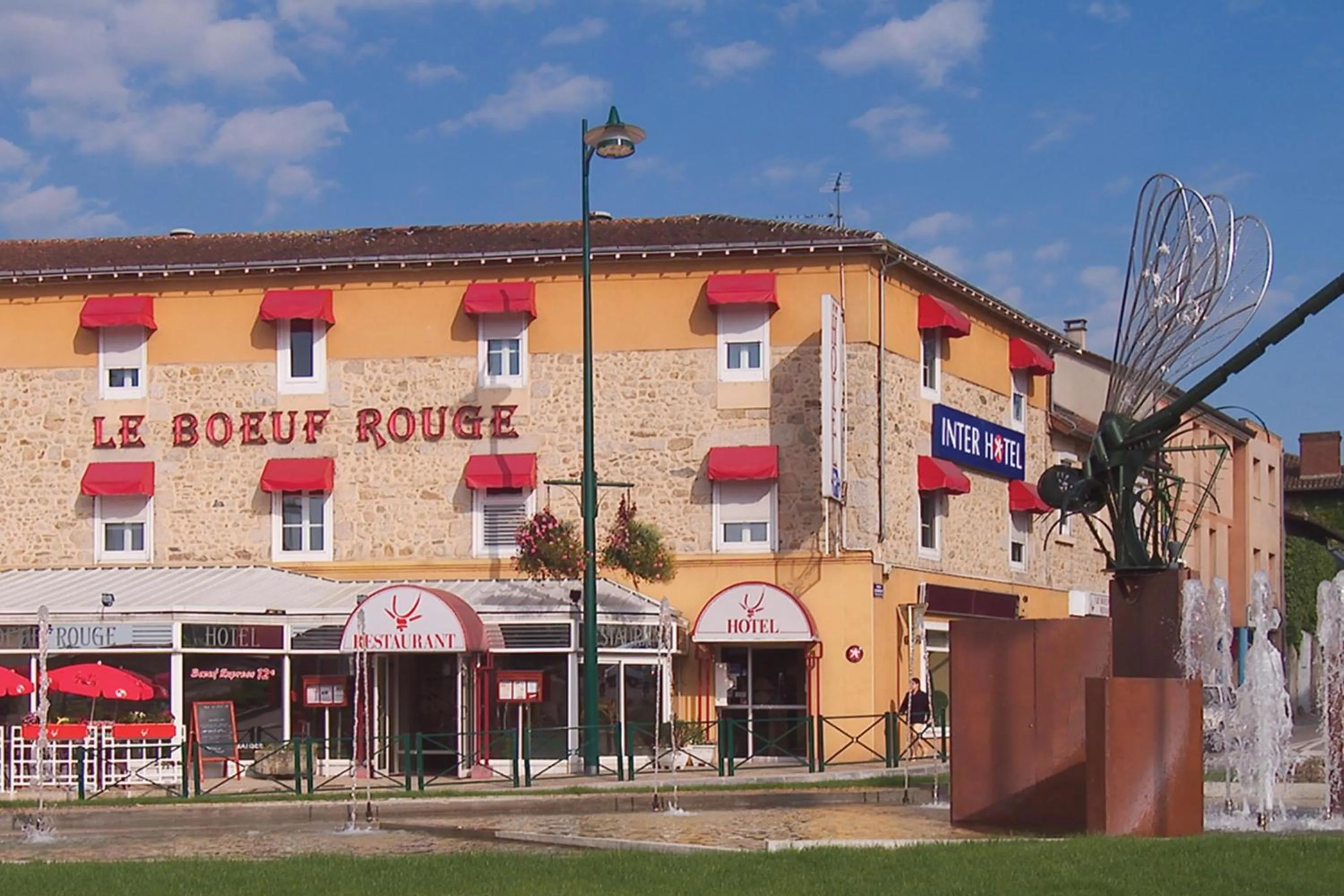 Facade/entrance in The Originals City, Hôtel Le Boeuf Rouge, Saint-Junien