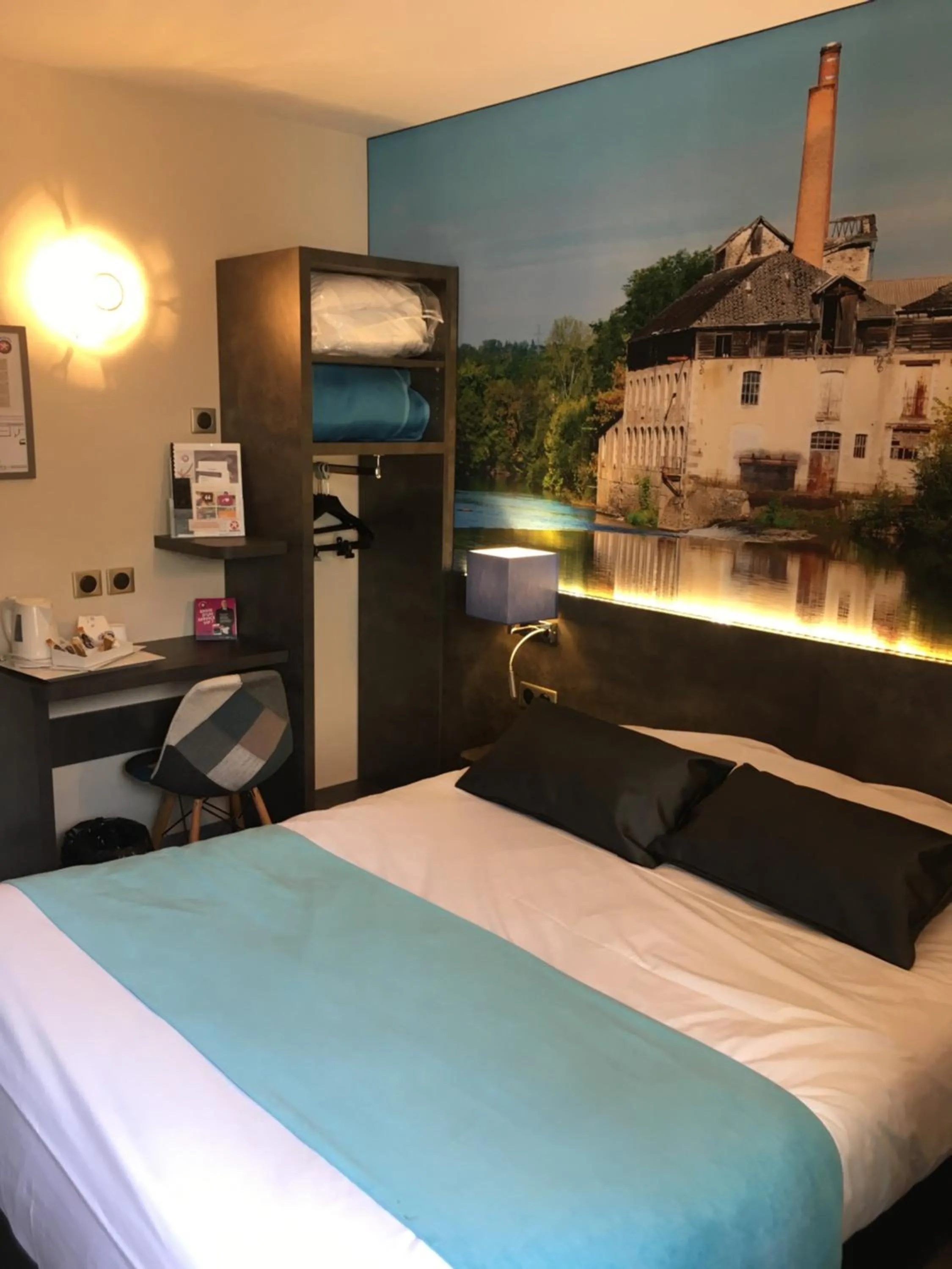 Photo of the whole room, Bed in The Originals City, Hôtel Le Boeuf Rouge, Saint-Junien