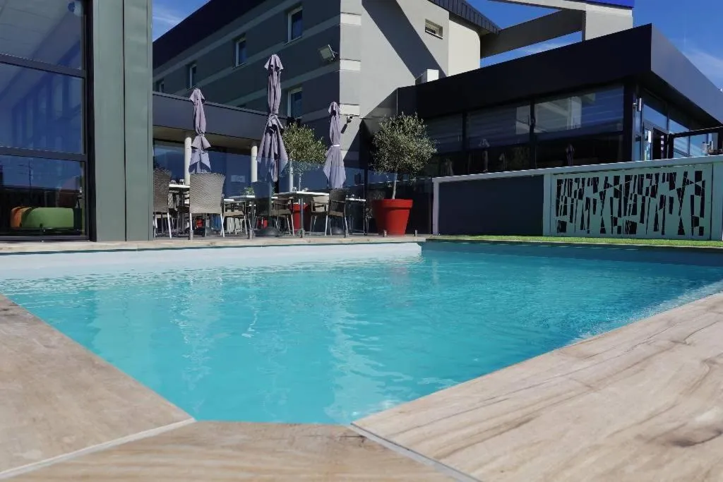 Swimming pool in The Originals City, Hôtel Hélios, Roanne Nord