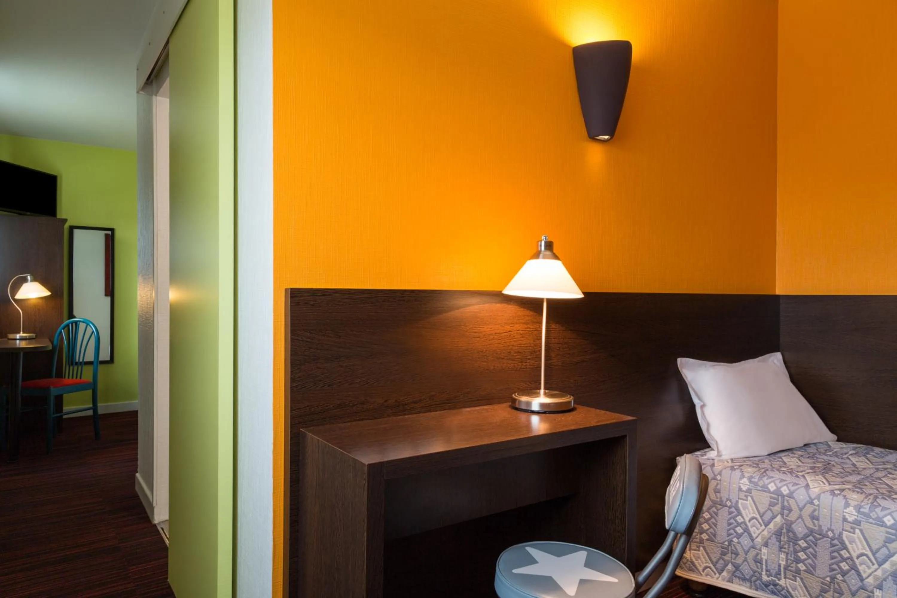 Seating area, Bed in The Originals City, Hôtel Hélios, Roanne Nord