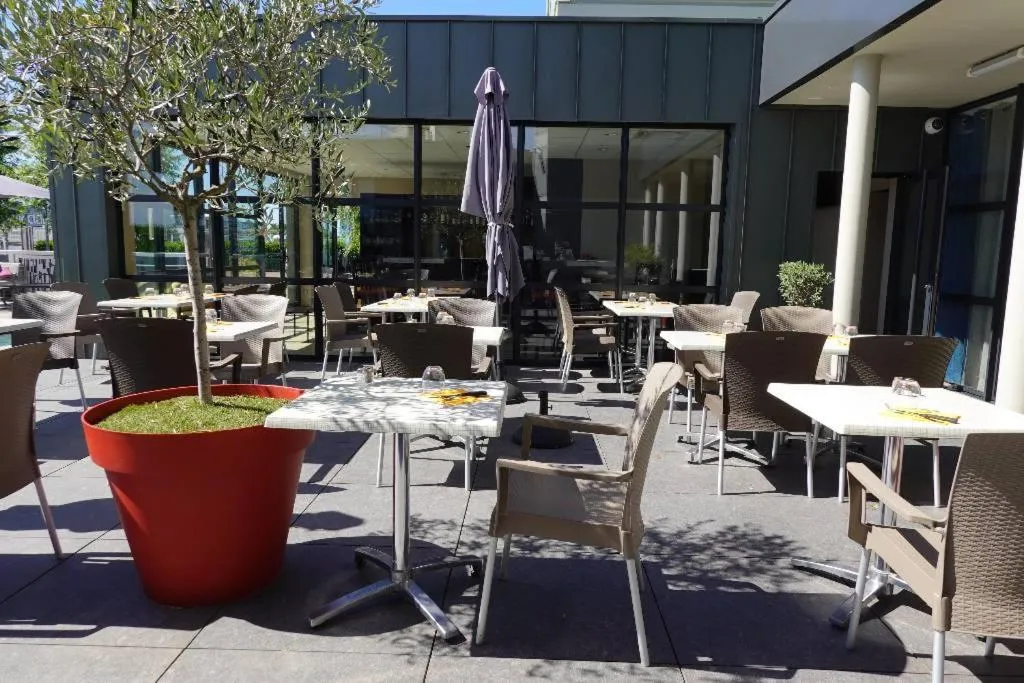 Patio in The Originals City, Hôtel Hélios, Roanne Nord