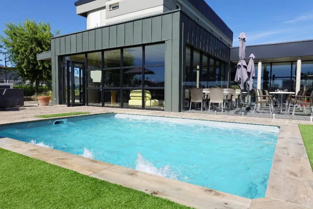 Swimming pool in The Originals City, Hôtel Hélios, Roanne Nord