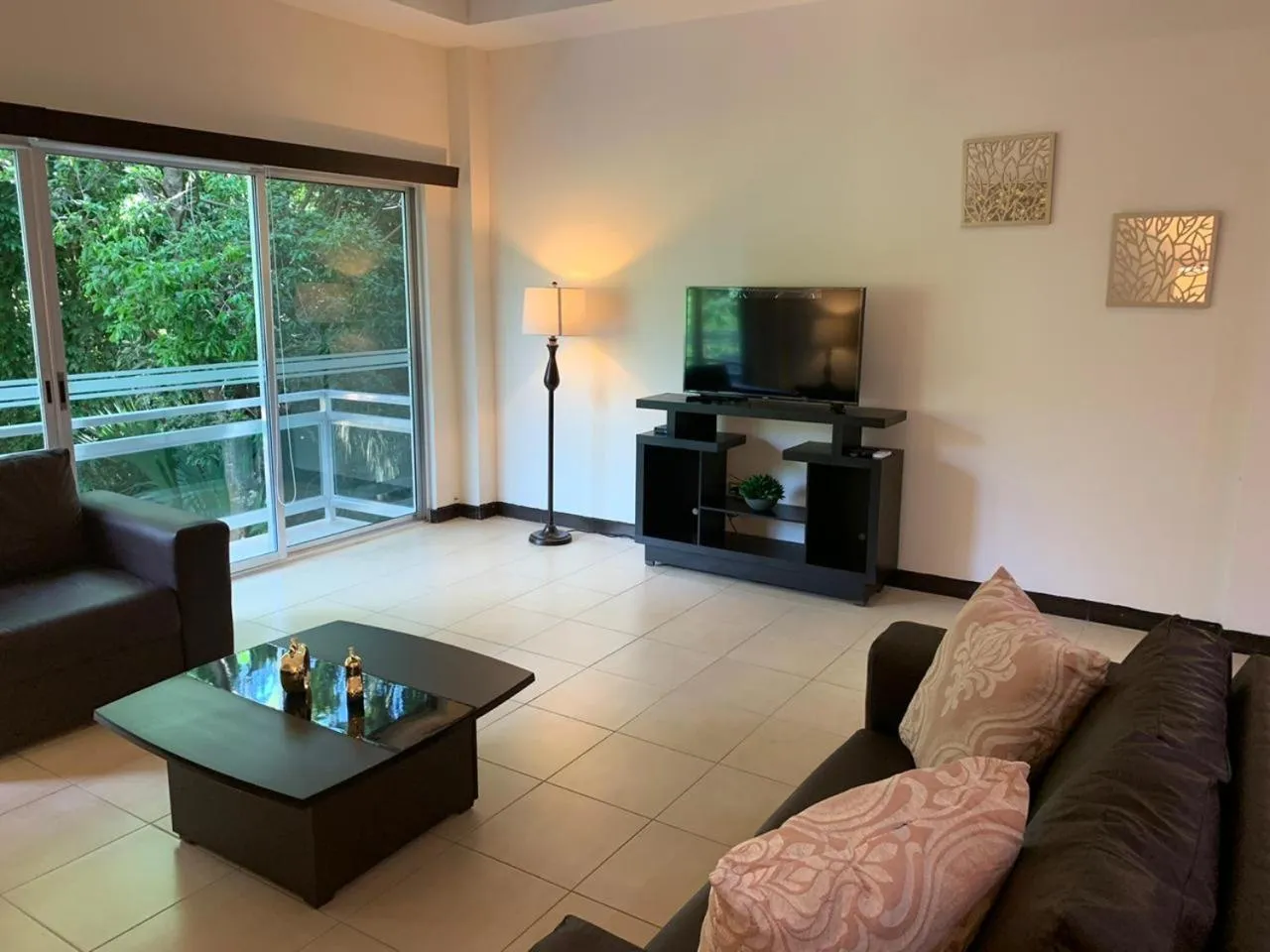 Communal lounge/ TV room in San Pedro Hotel, 5ta Avenida