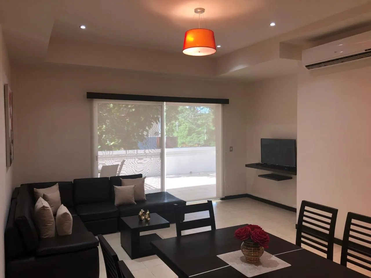 Communal lounge/ TV room in San Pedro Hotel, 5ta Avenida