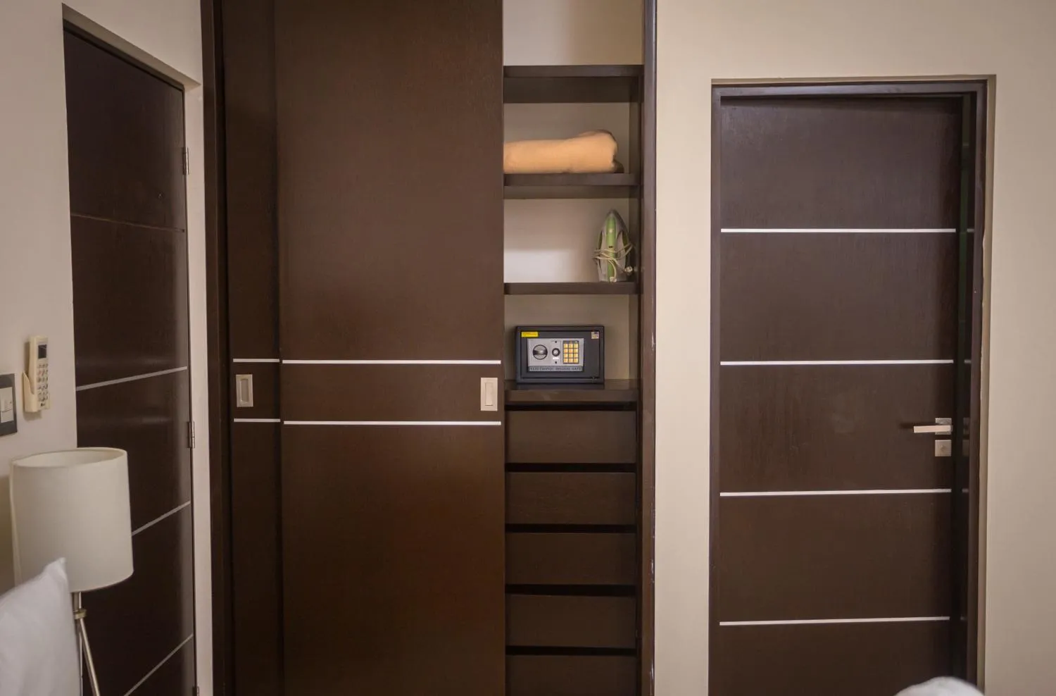 flat iron in San Pedro Hotel, 5ta Avenida