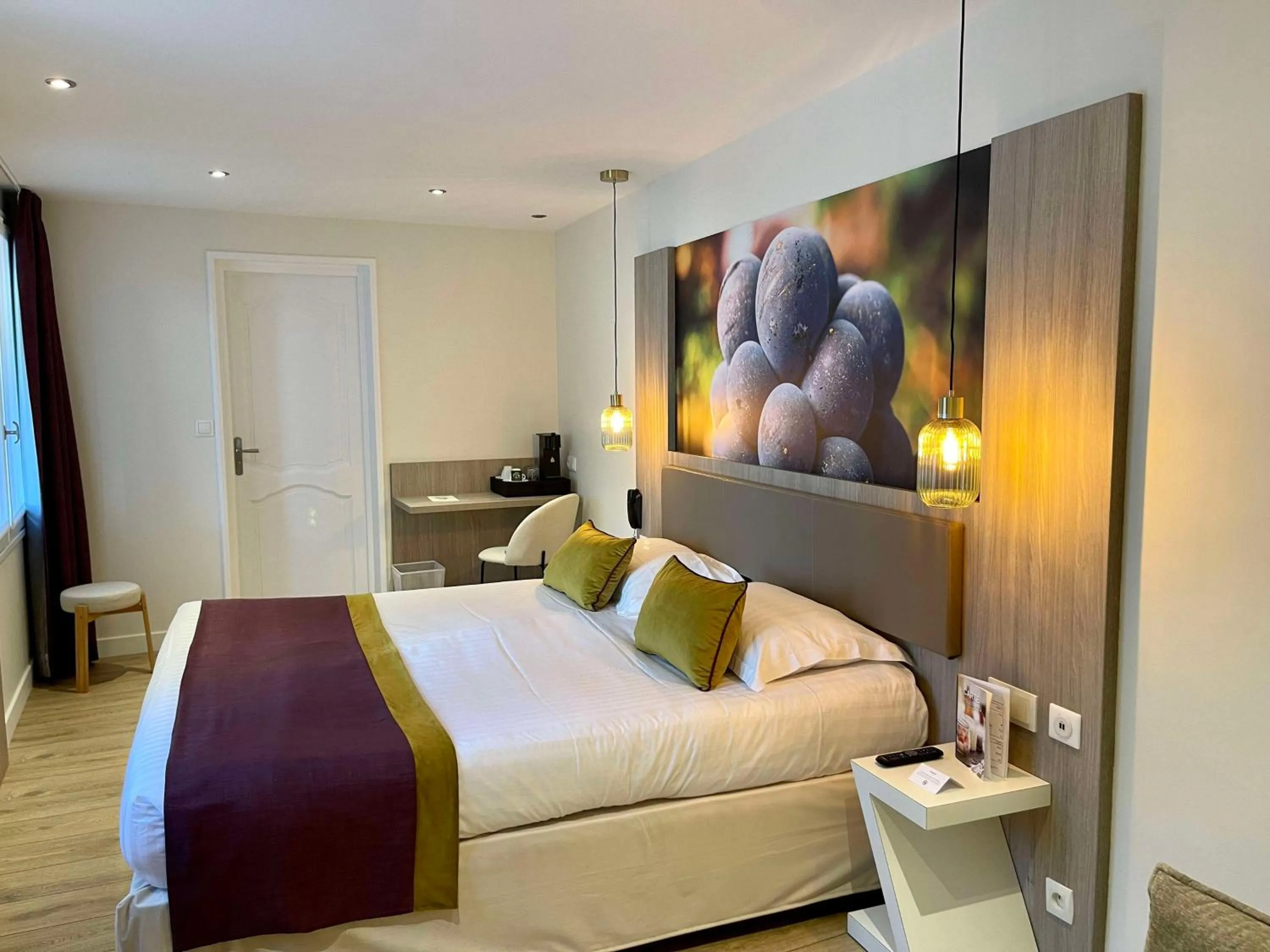 Bedroom, Bed in Best Western Hôtel De France