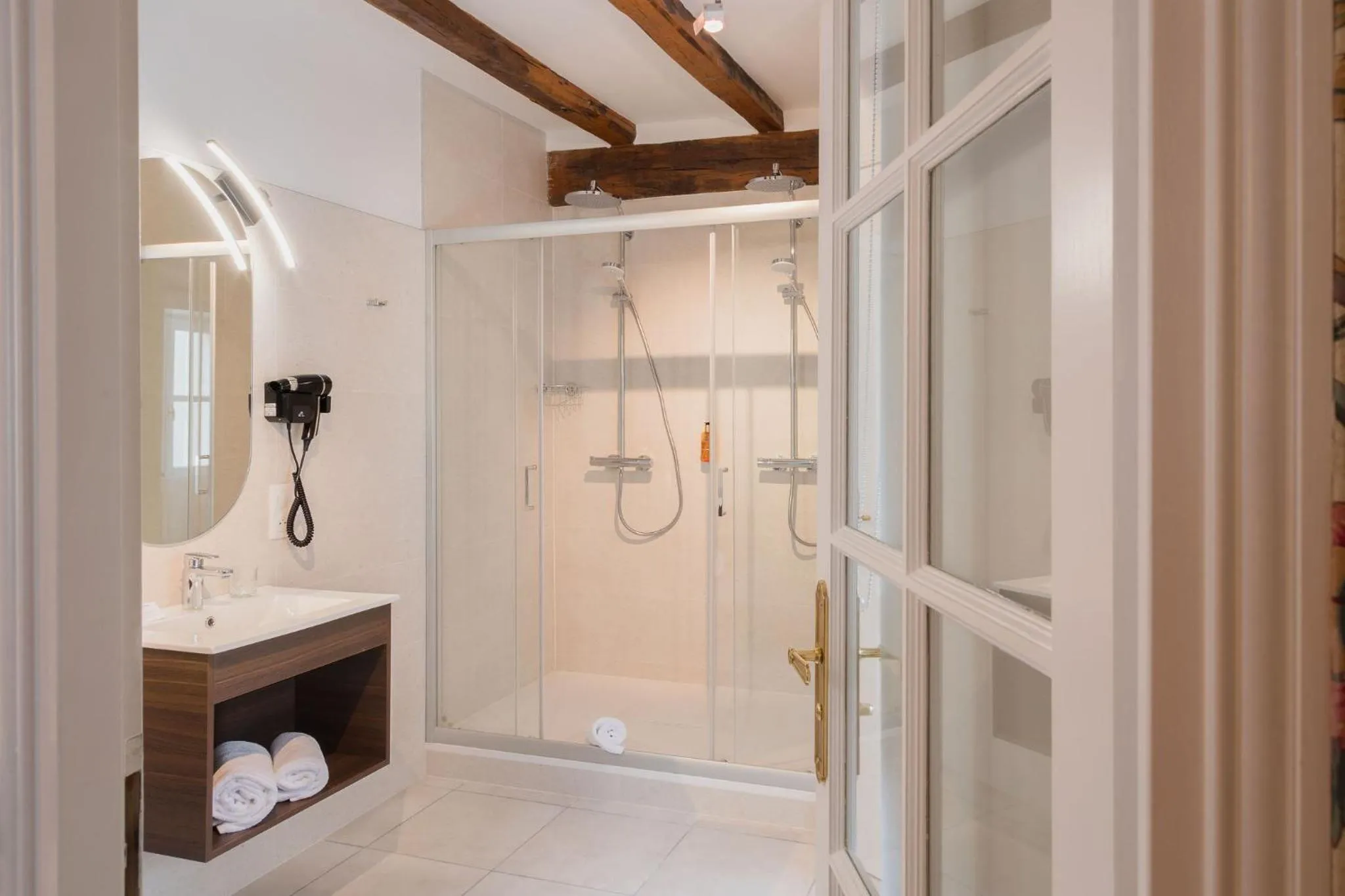 Shower in Best Western Hôtel De France