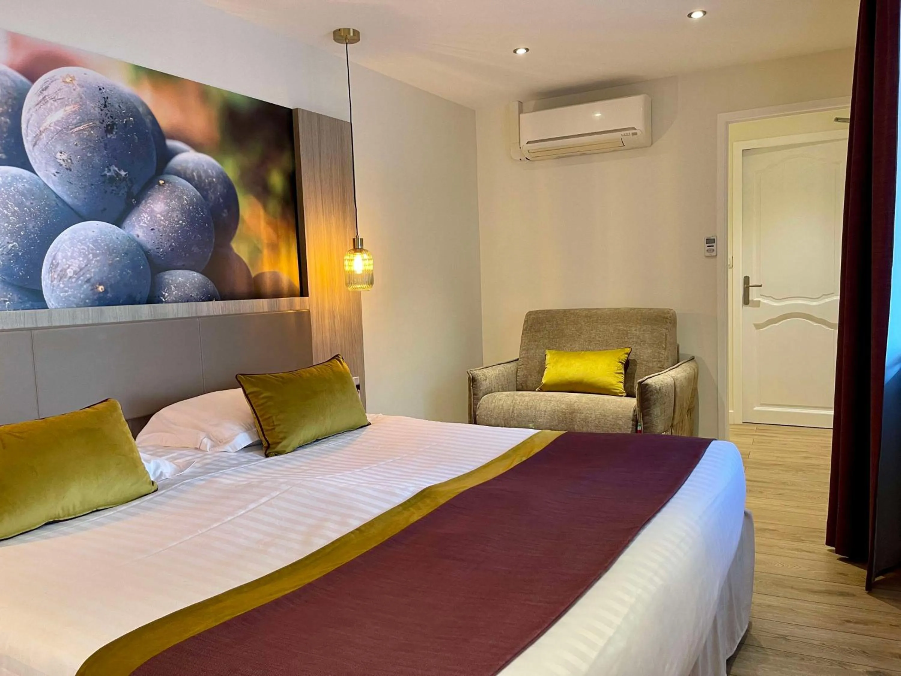 Bedroom, Bed in Best Western Hôtel De France