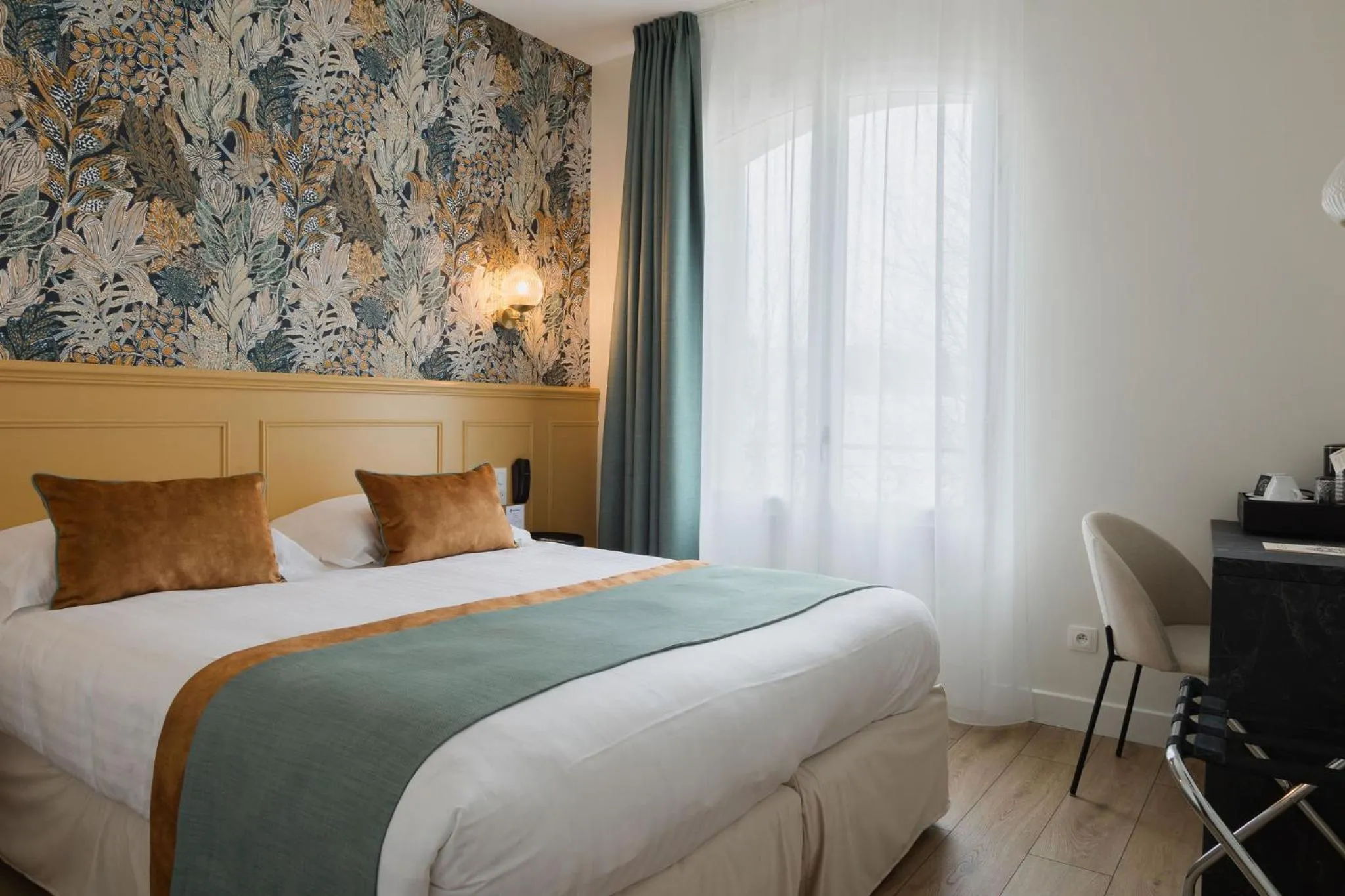 View (from property/room), Bed in Best Western Hôtel De France