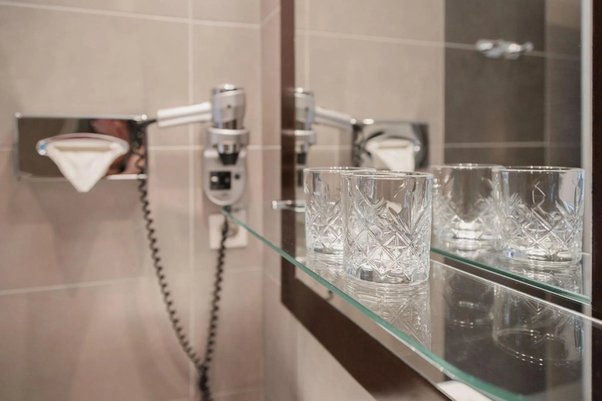 Shower in Best Western Hôtel De France