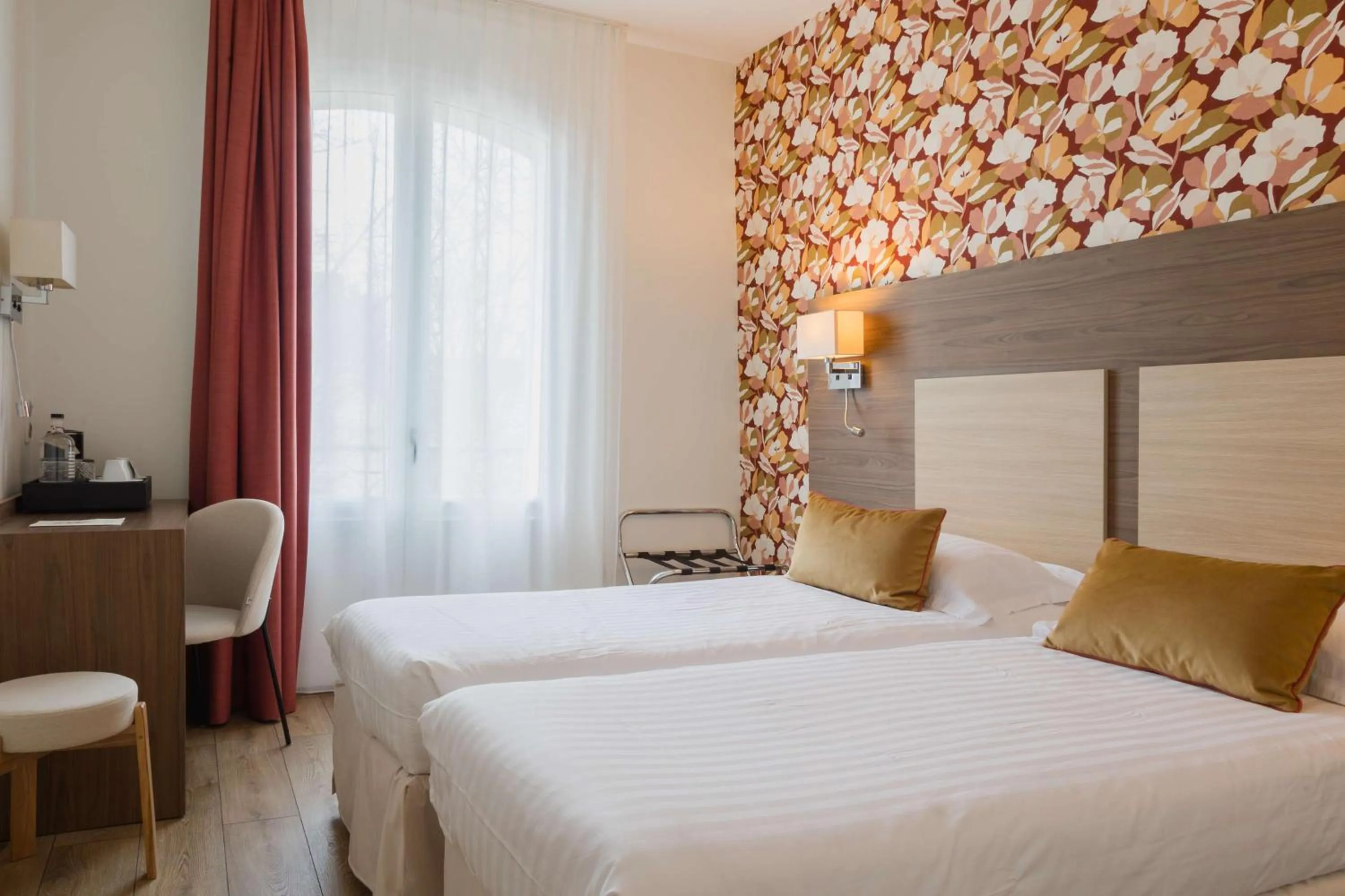 Bedroom, Bed in Best Western Hôtel De France