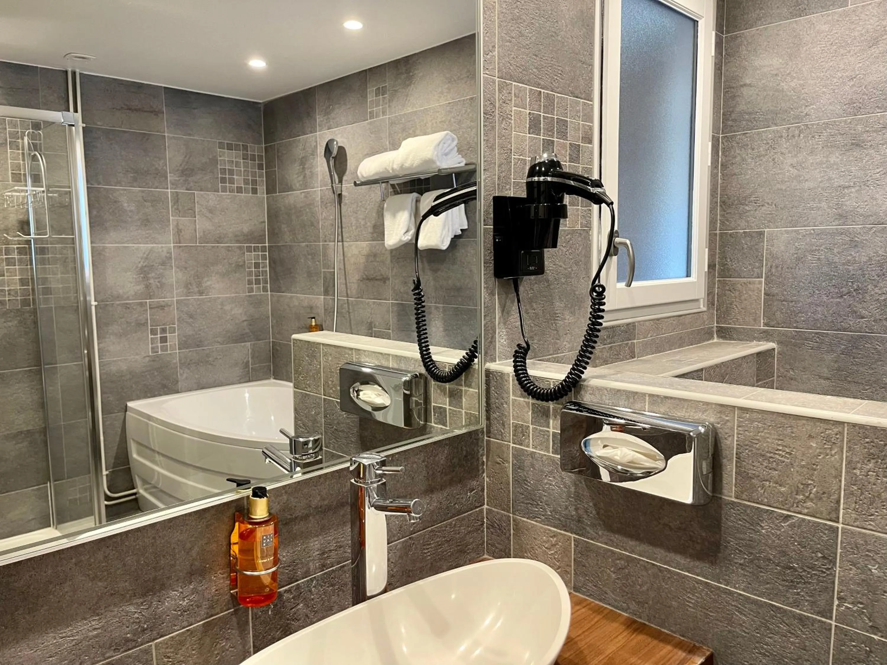 Shower in Best Western Hôtel De France