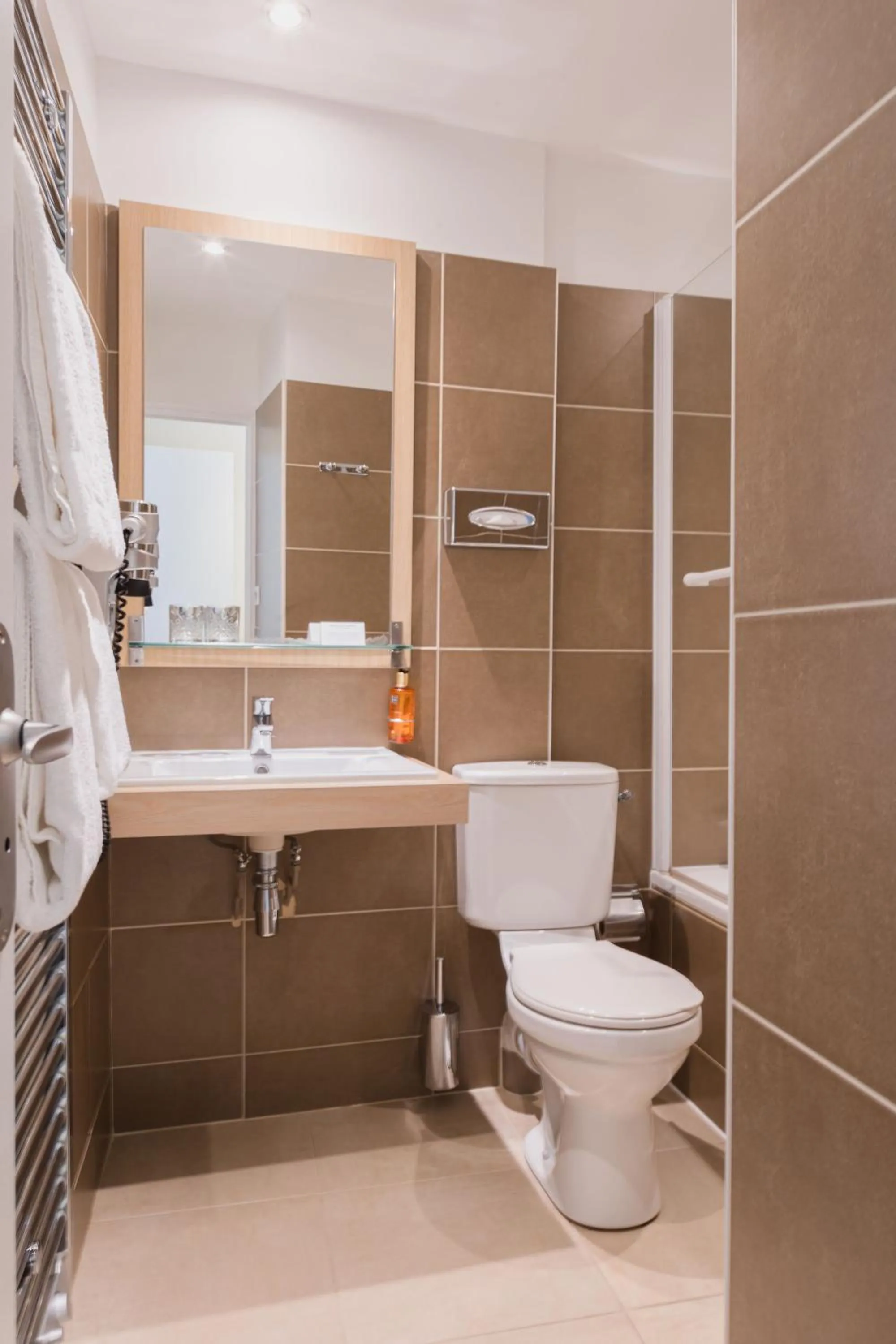 Shower in Best Western Hôtel De France