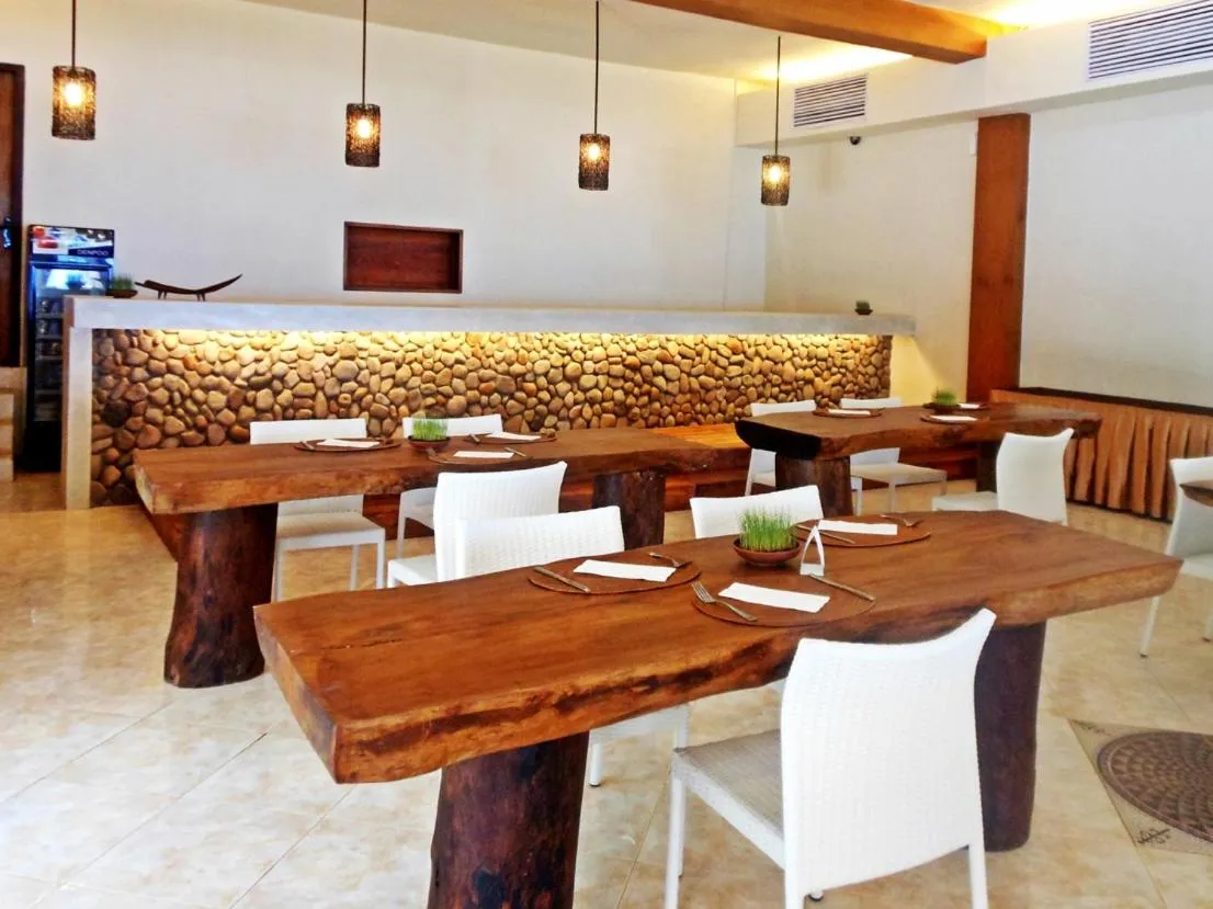 Restaurant/places to eat in The Pade Dive Resort