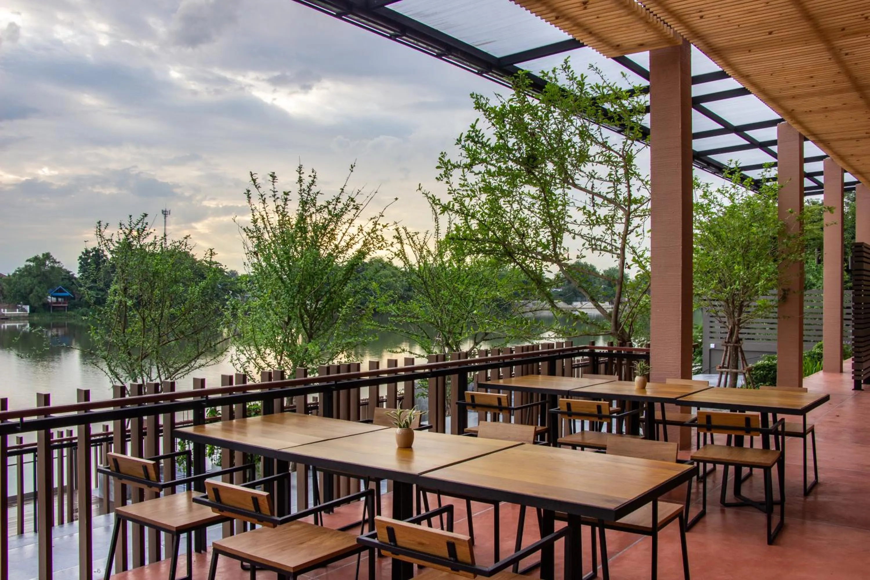 Restaurant/places to eat in Rachabhura Hotel