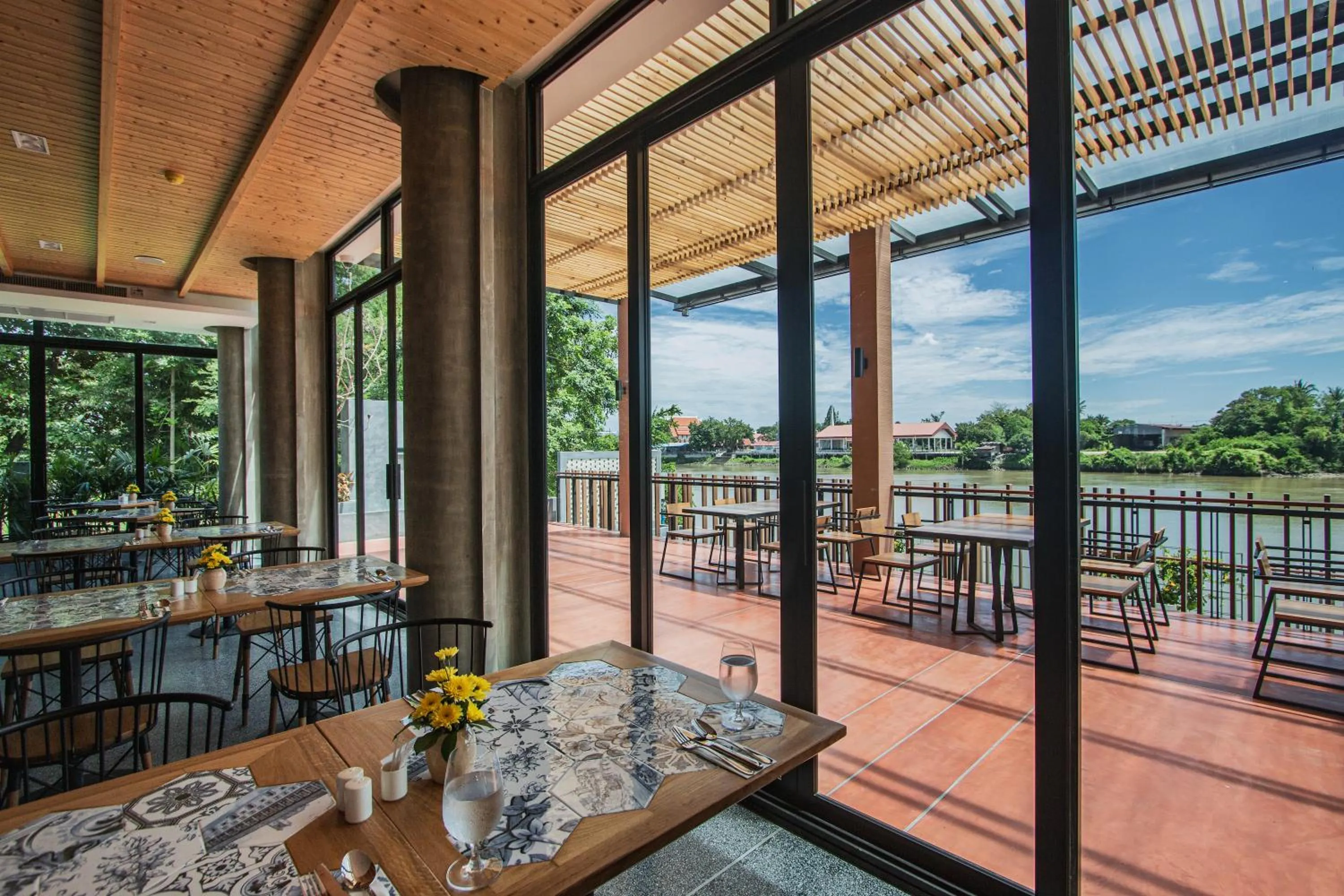 Restaurant/places to eat in Rachabhura Hotel