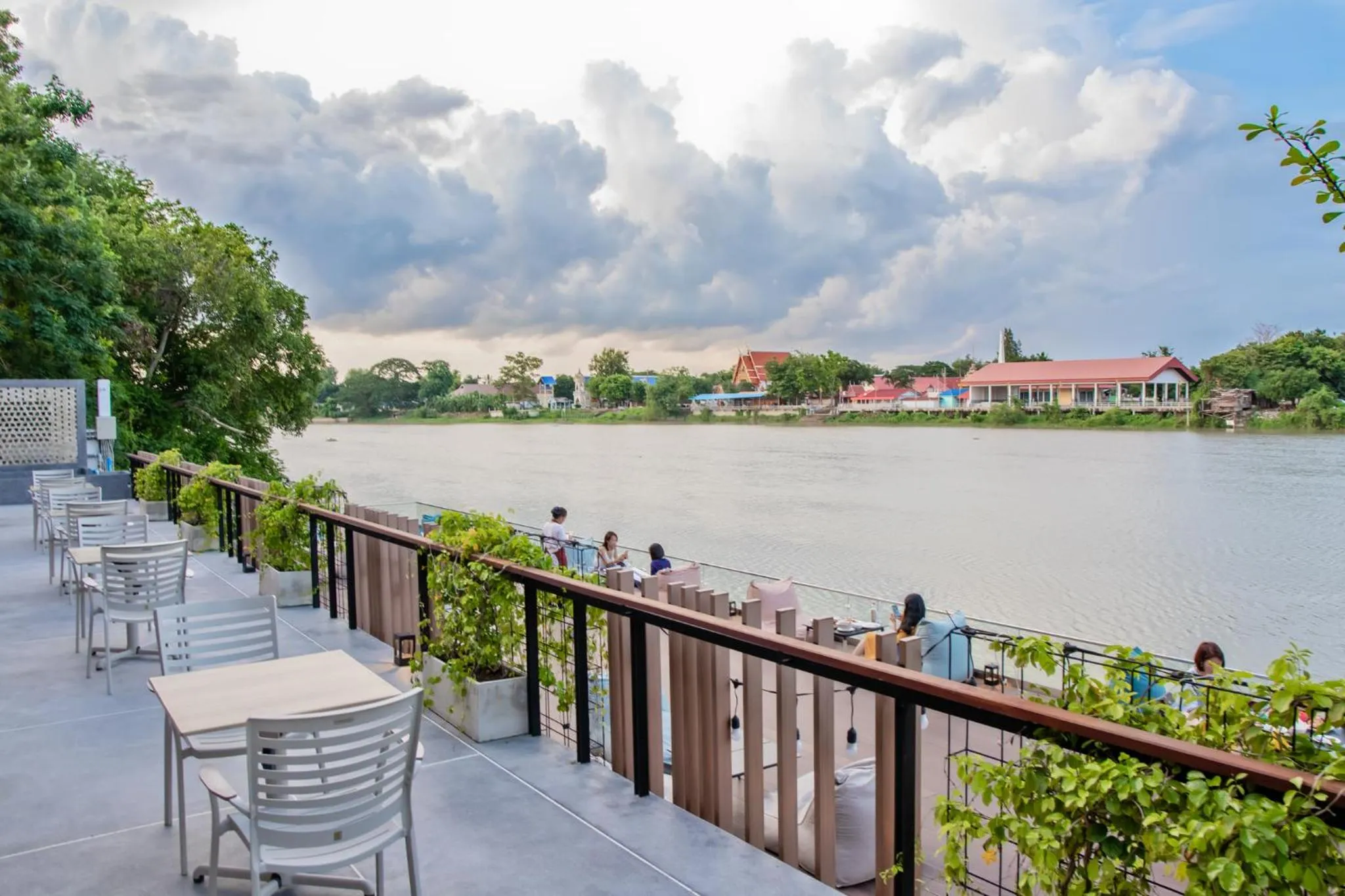 Restaurant/places to eat in Rachabhura Hotel