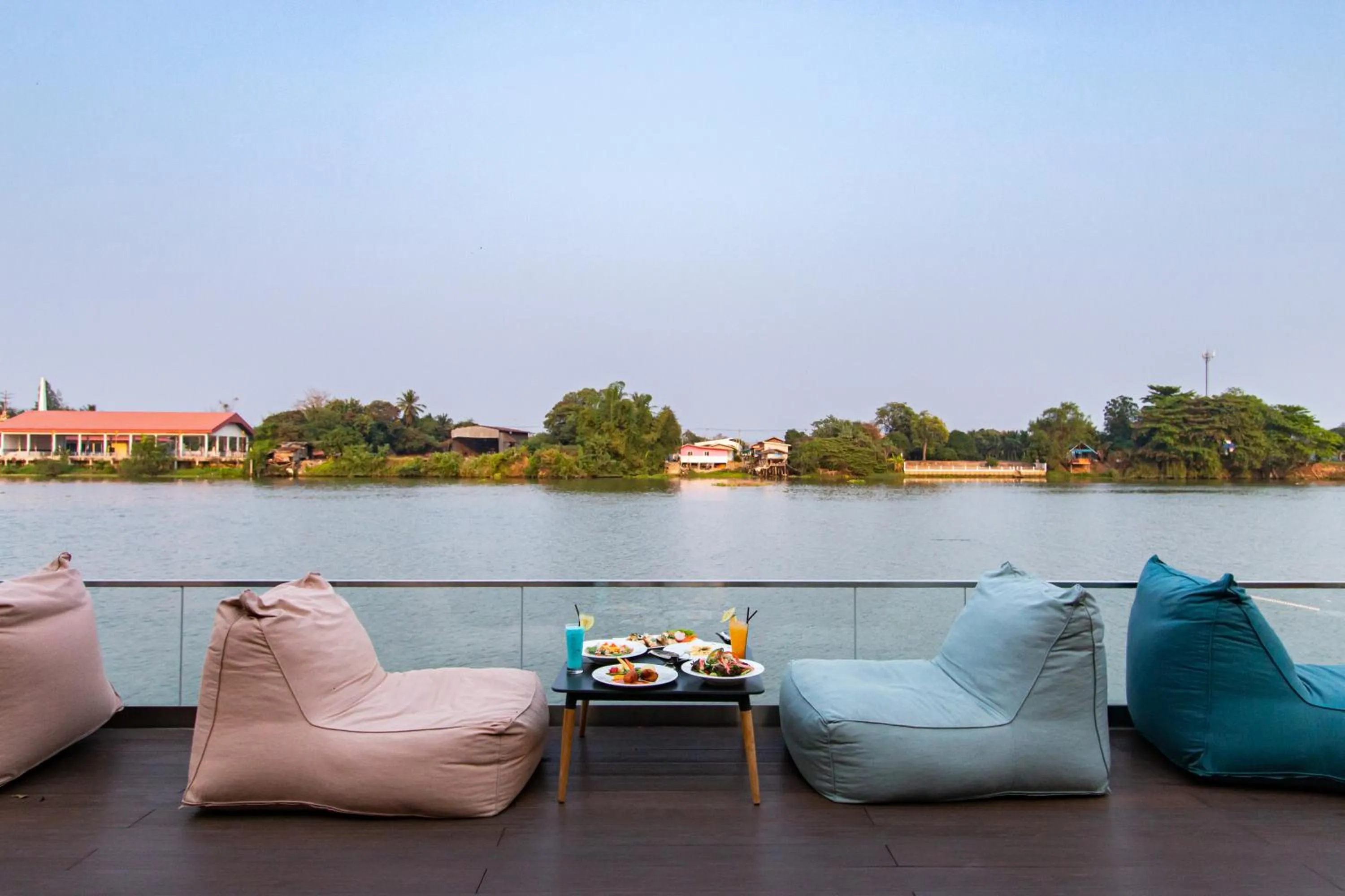 Restaurant/places to eat in Rachabhura Hotel