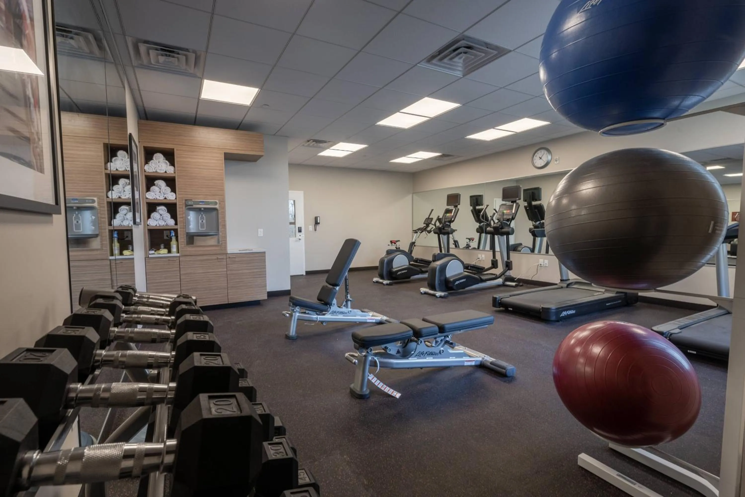 Fitness centre/facilities in TownePlace Suites by Marriott Clinton