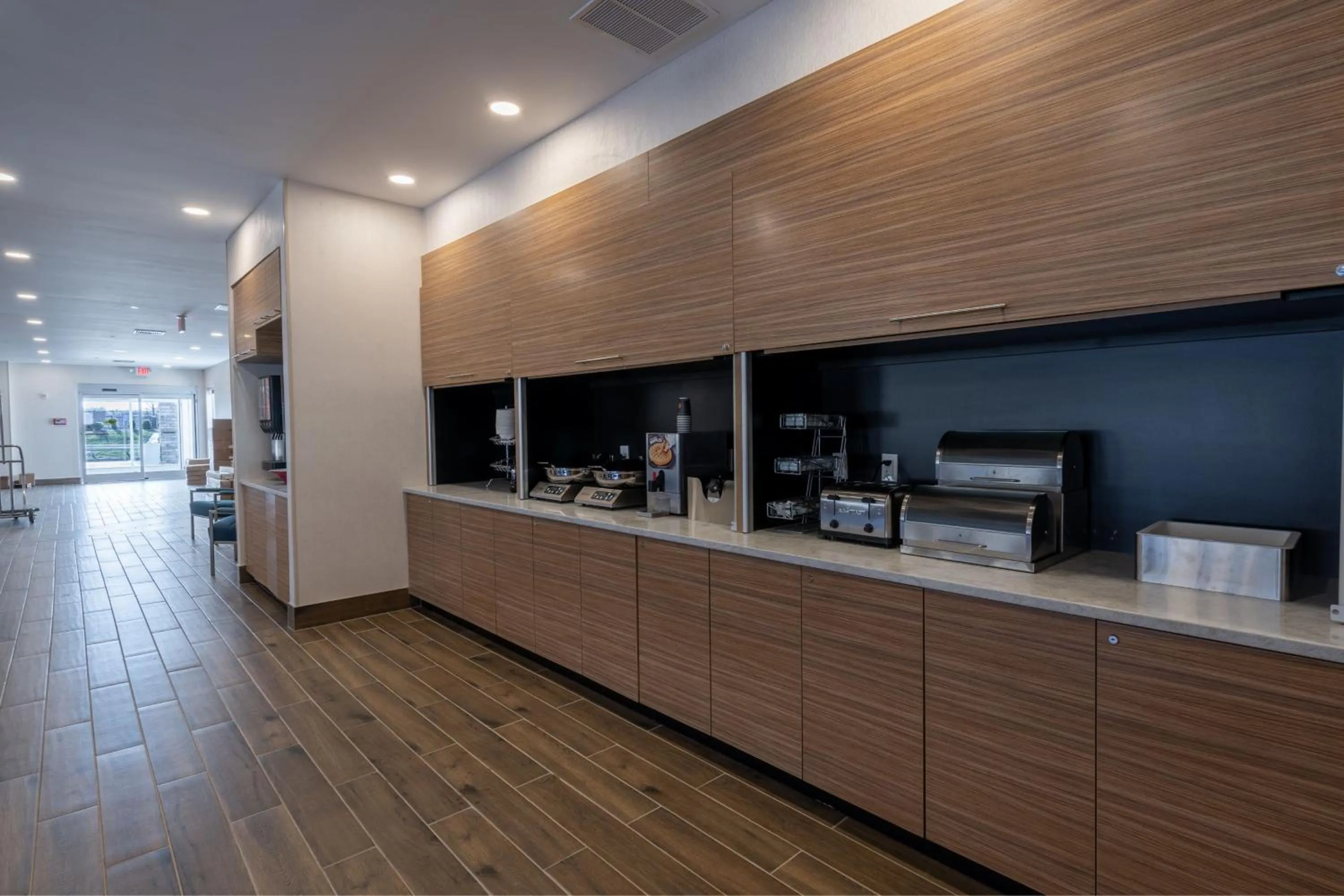 Breakfast in TownePlace Suites by Marriott Clinton