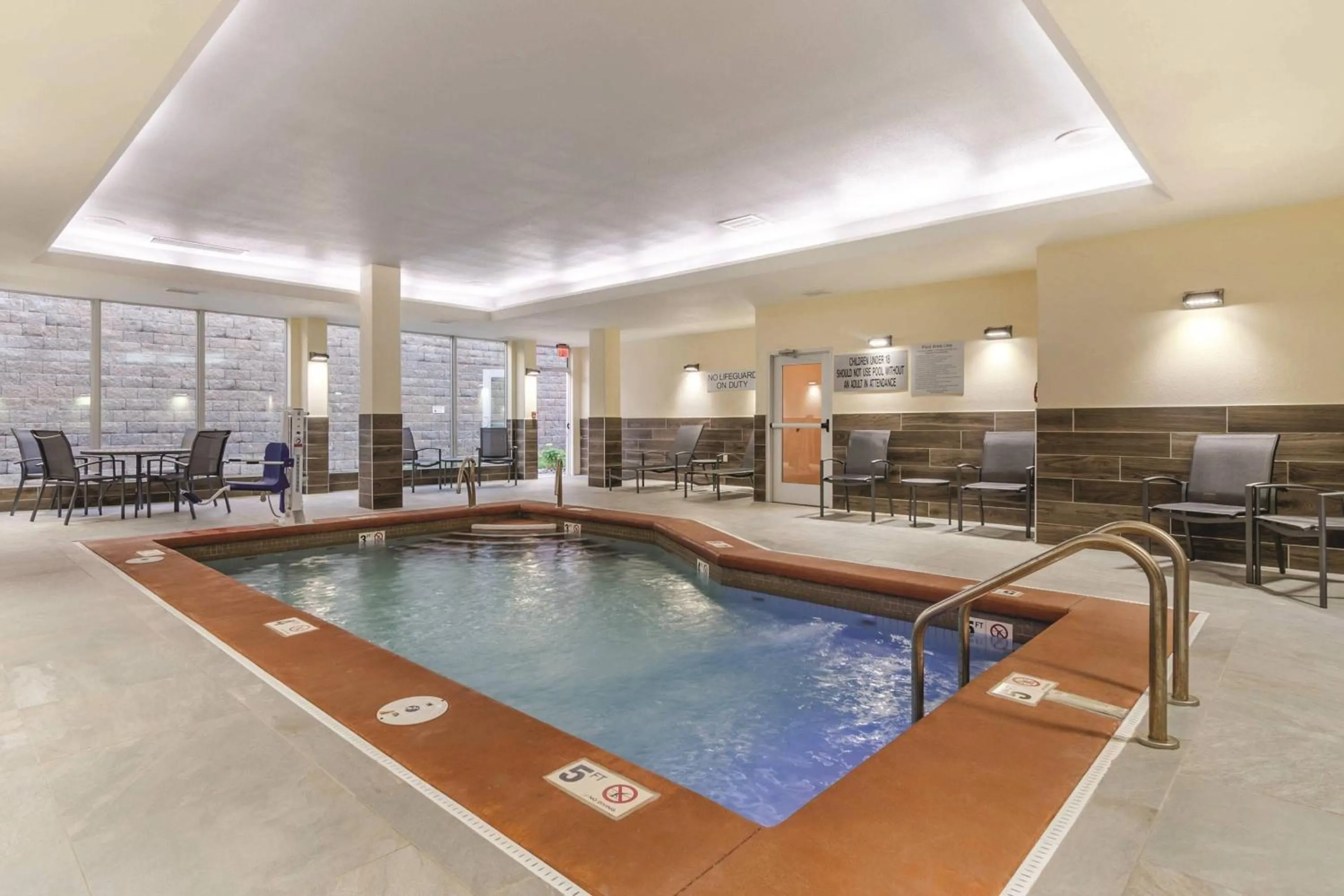 Swimming pool in Fairfield Inn & Suites by Marriott Kansas City Shawnee