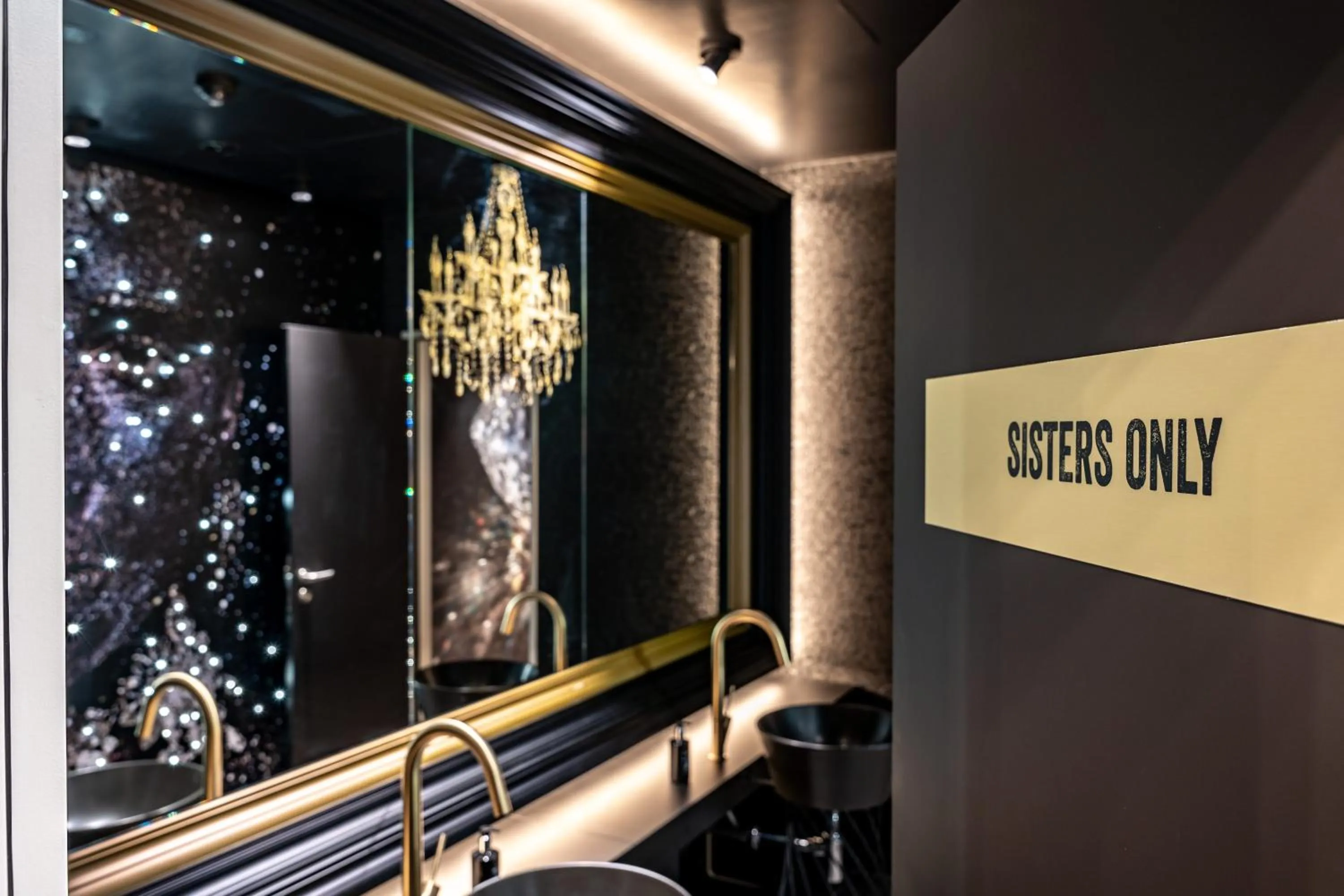 Toilet in Me and All Hotel Dusseldorf Oberkassel, by Hyatt