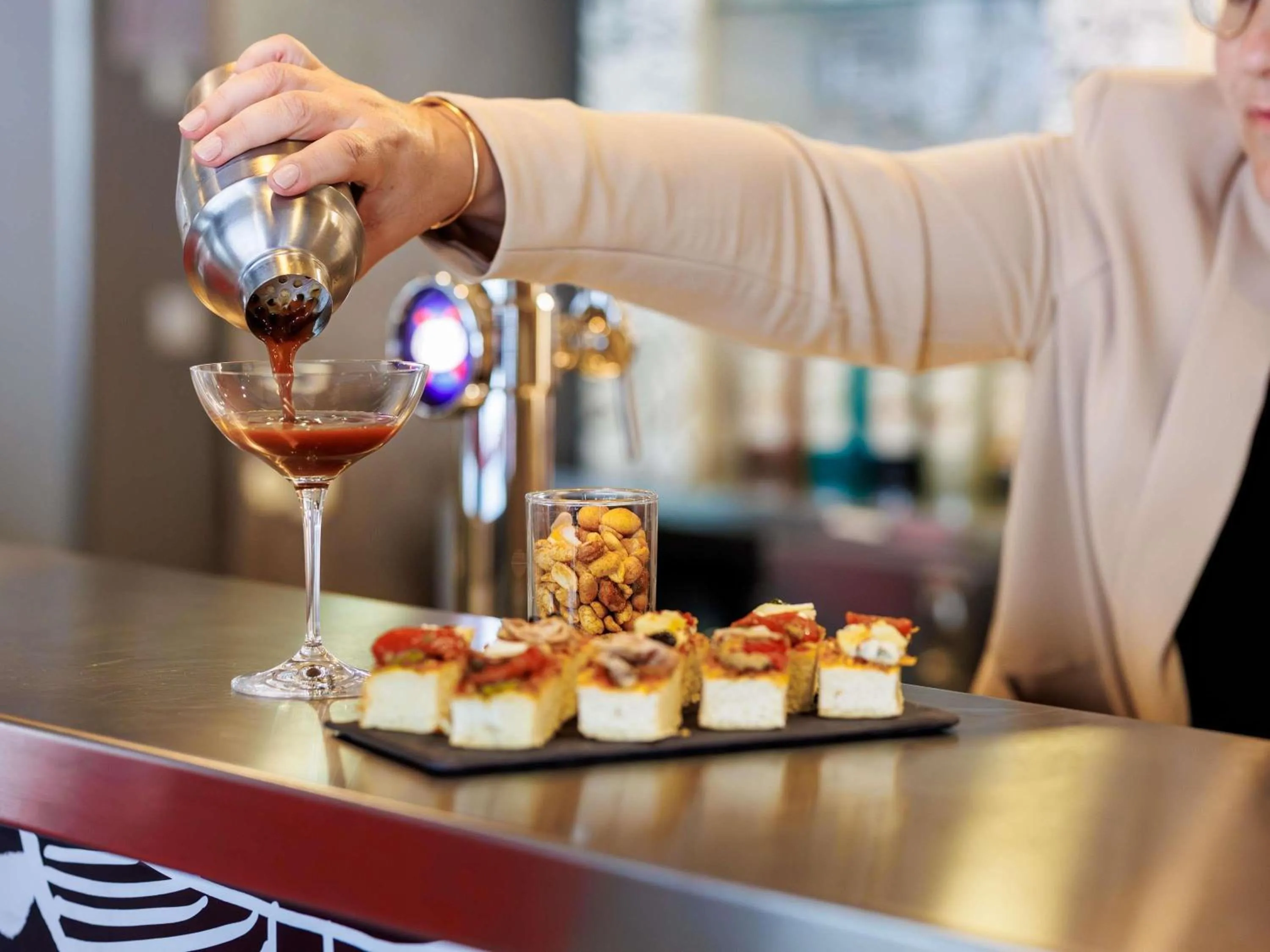 Lounge or bar in ibis Cannes Mandelieu