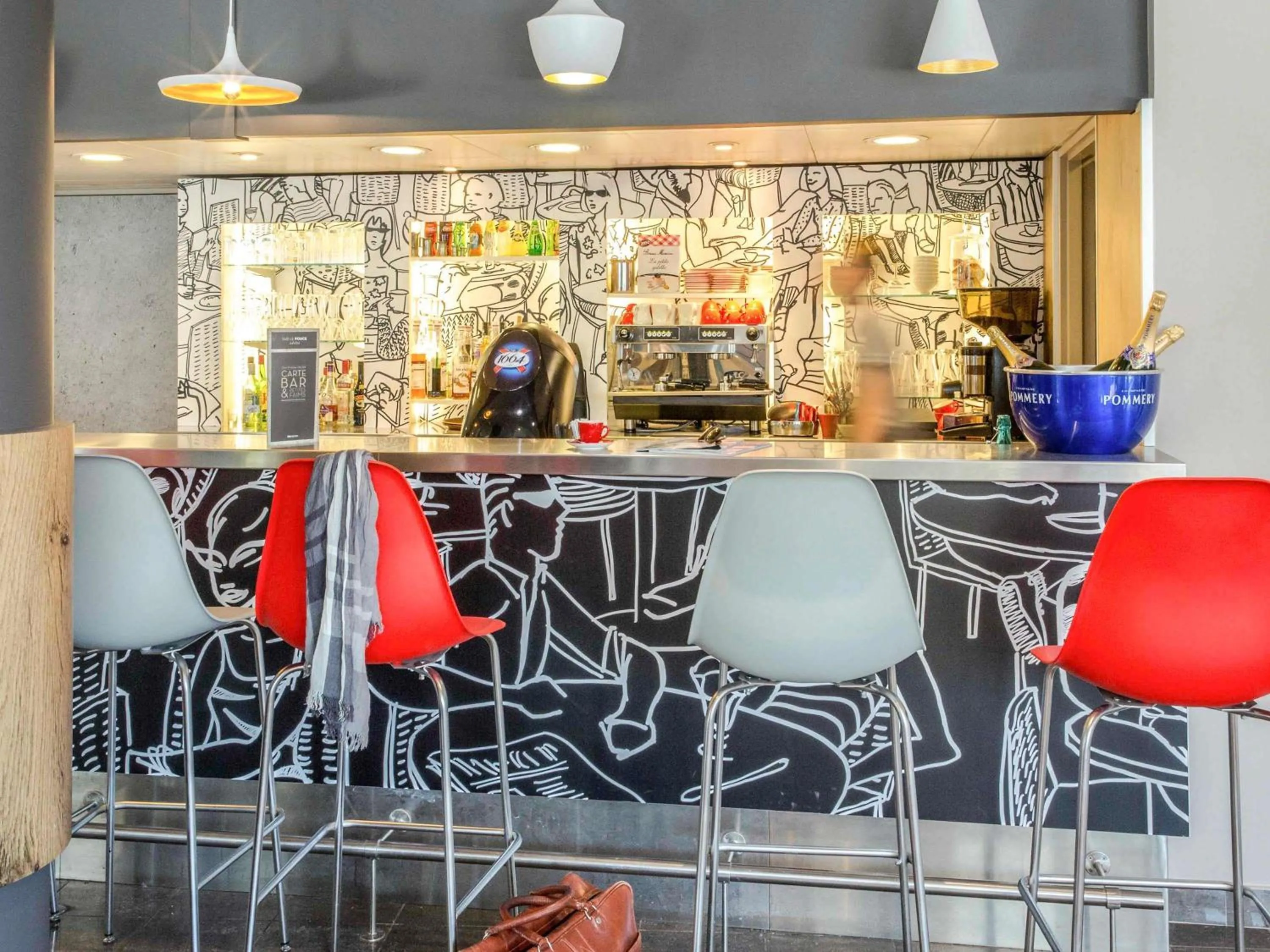 Lounge or bar in ibis Cannes Mandelieu