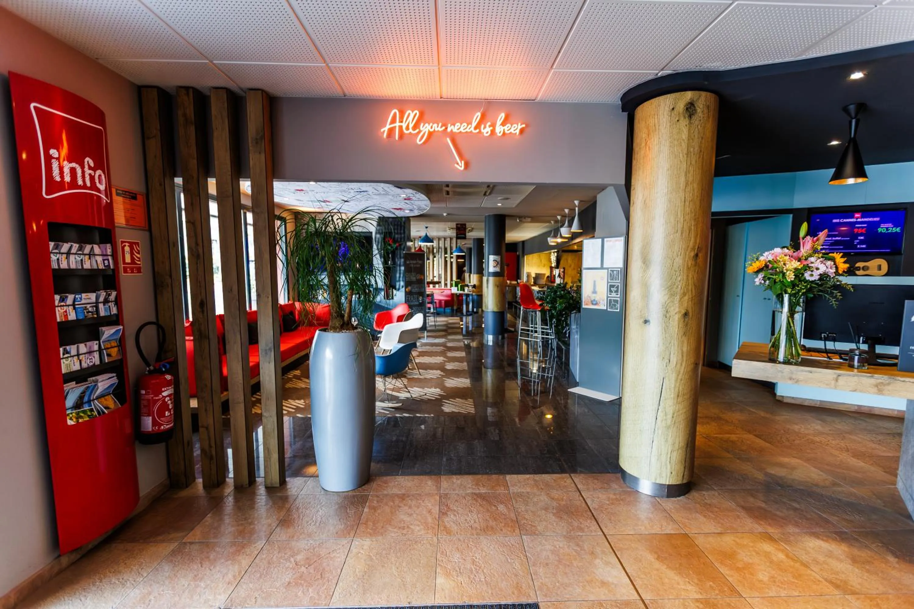 Lobby or reception in ibis Cannes Mandelieu