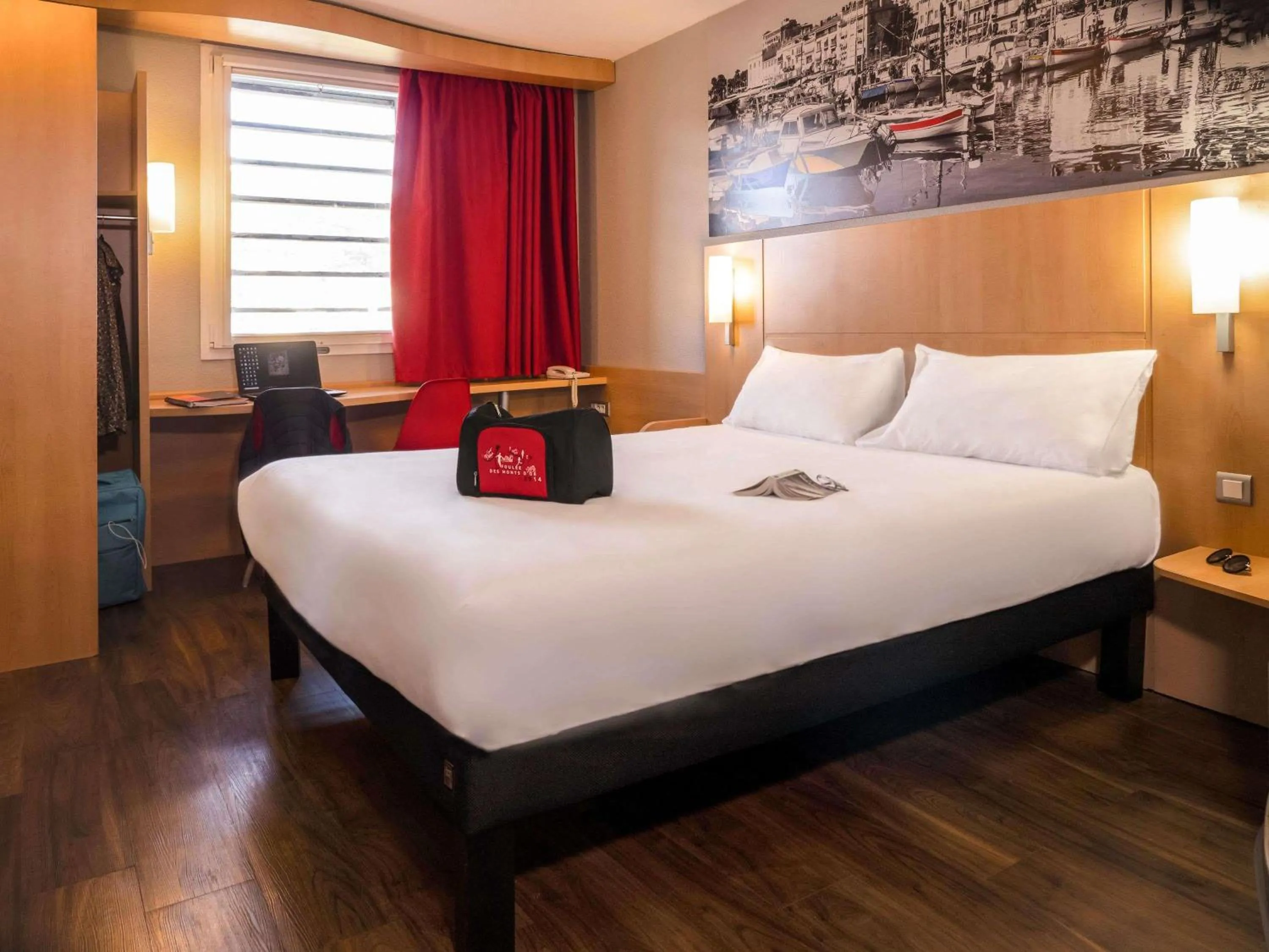 Property building, Bed in ibis Cannes Mandelieu