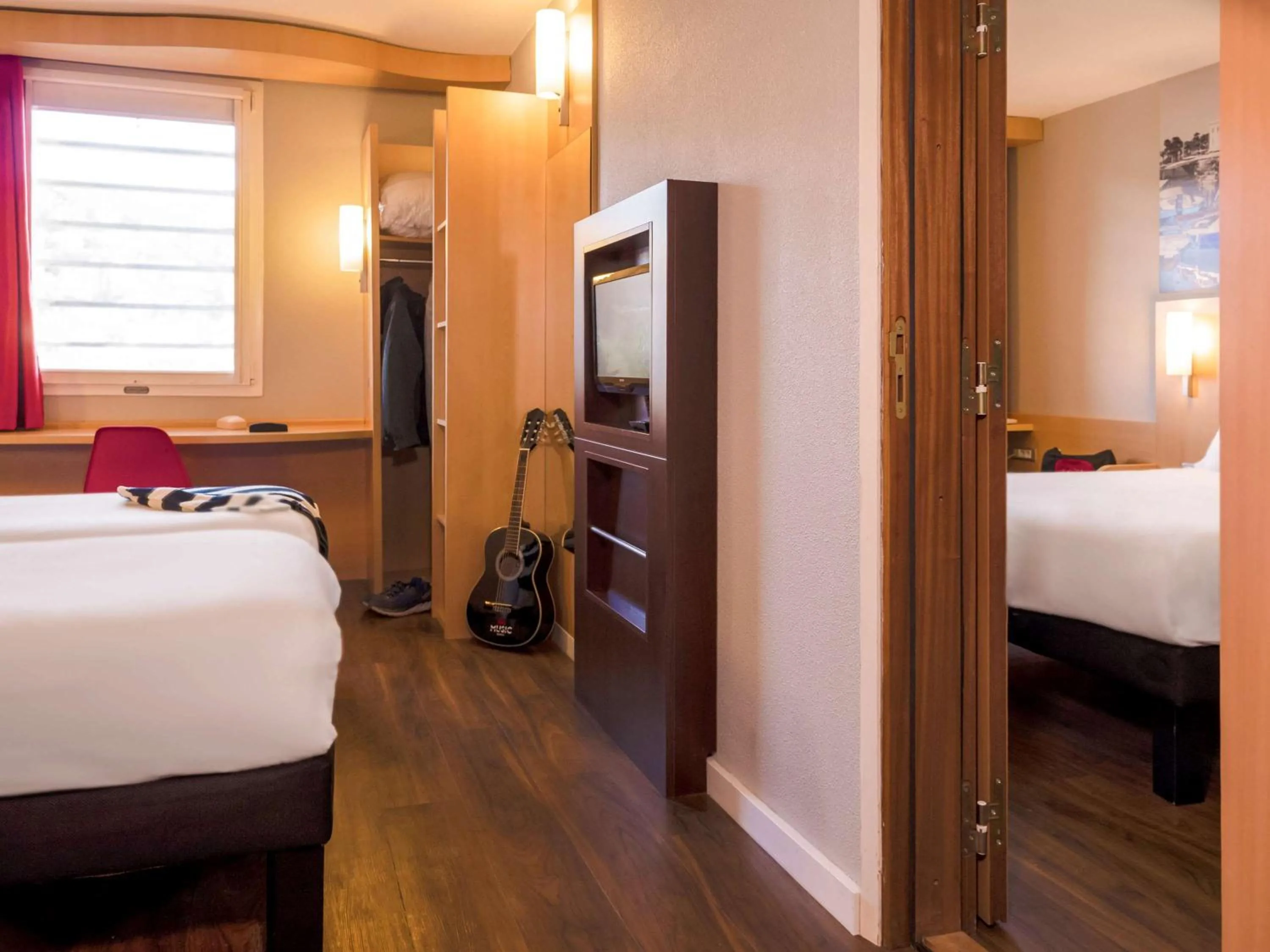 Photo of the whole room, Bed in ibis Cannes Mandelieu