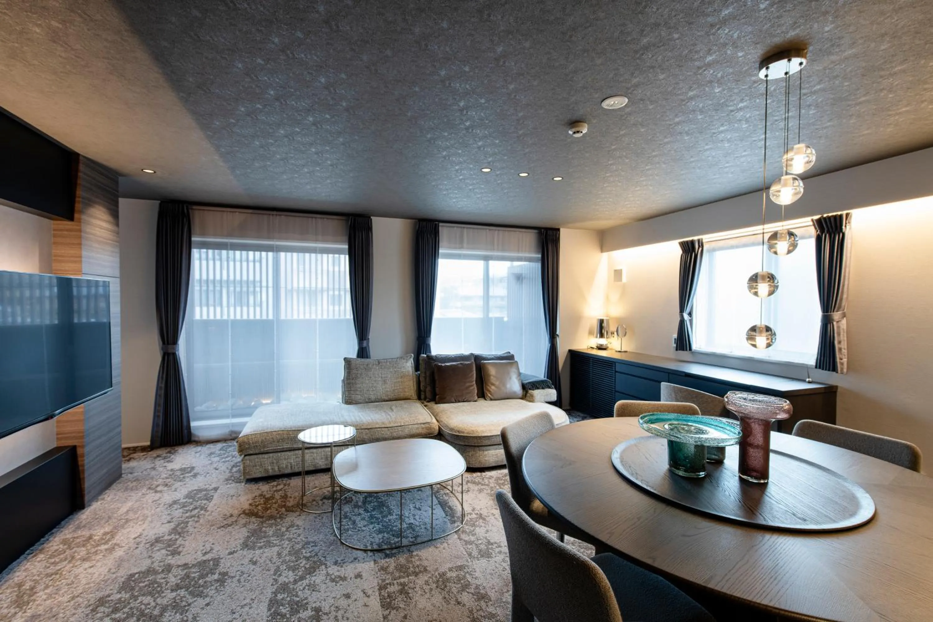 Living room, Bed in HOTEL MASTAY jingumichi