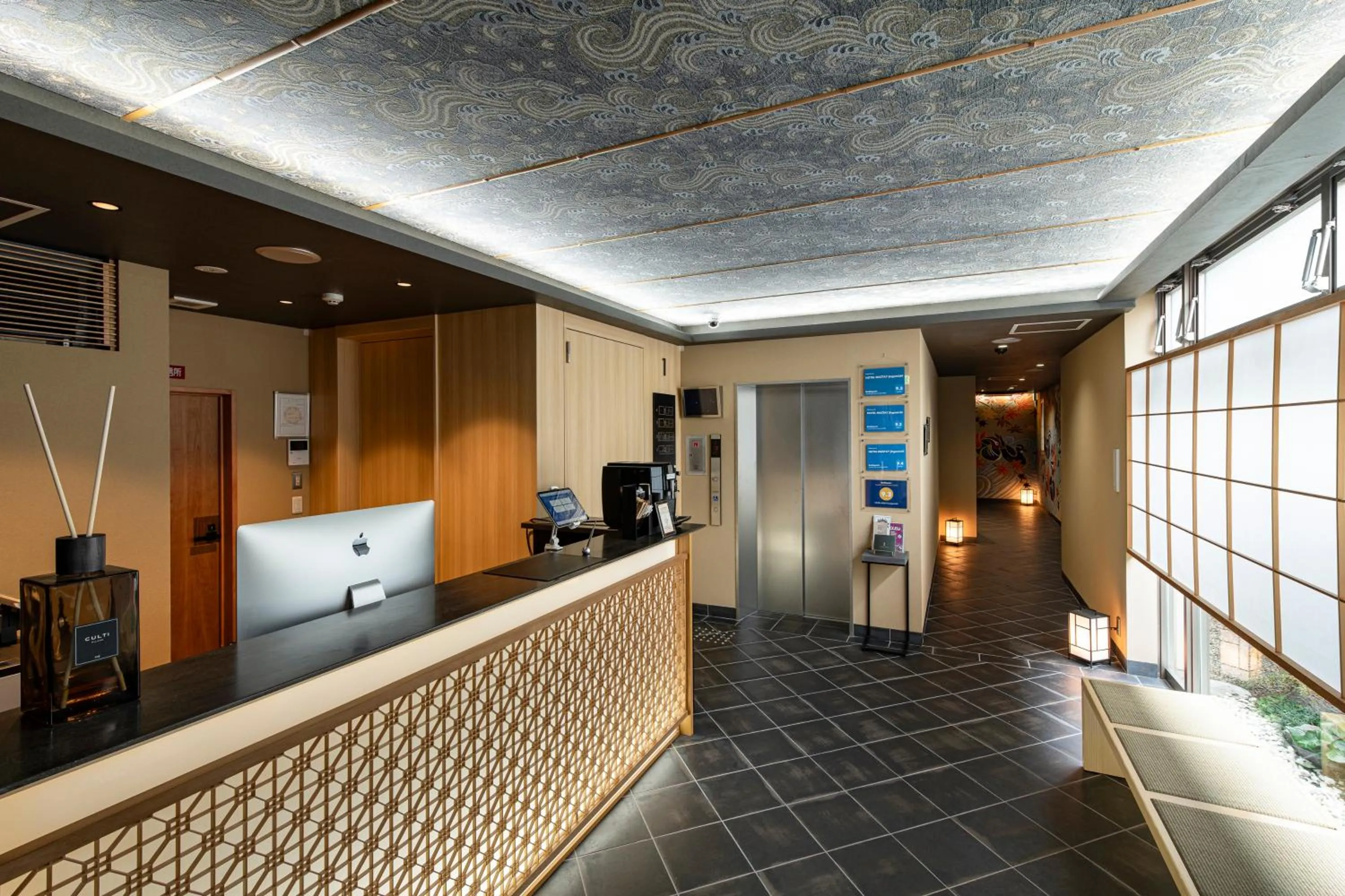 Lobby or reception in HOTEL MASTAY jingumichi