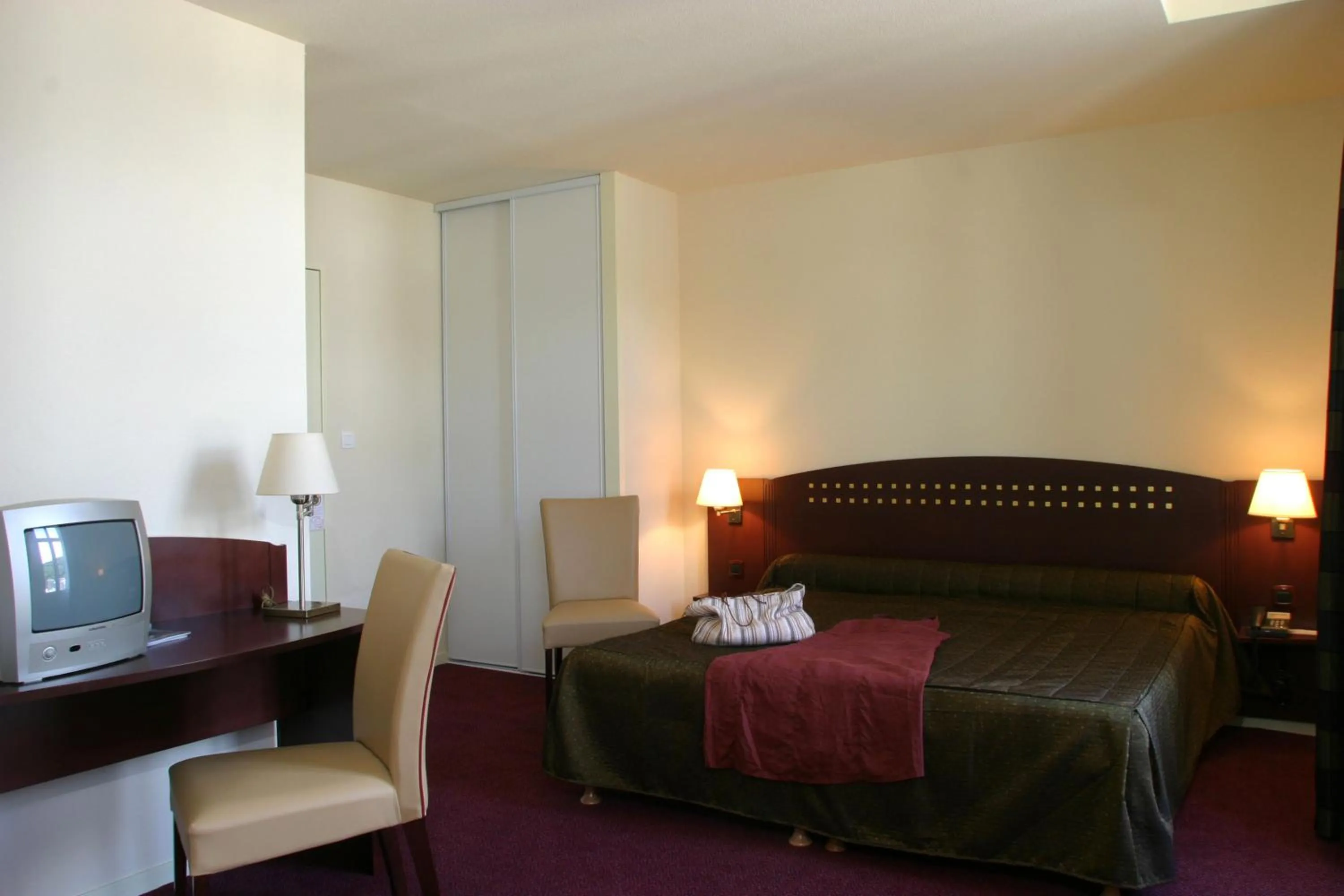 Photo of the whole room, Bed in Le Parc Des Fees Hôtel Retaurant & Spa