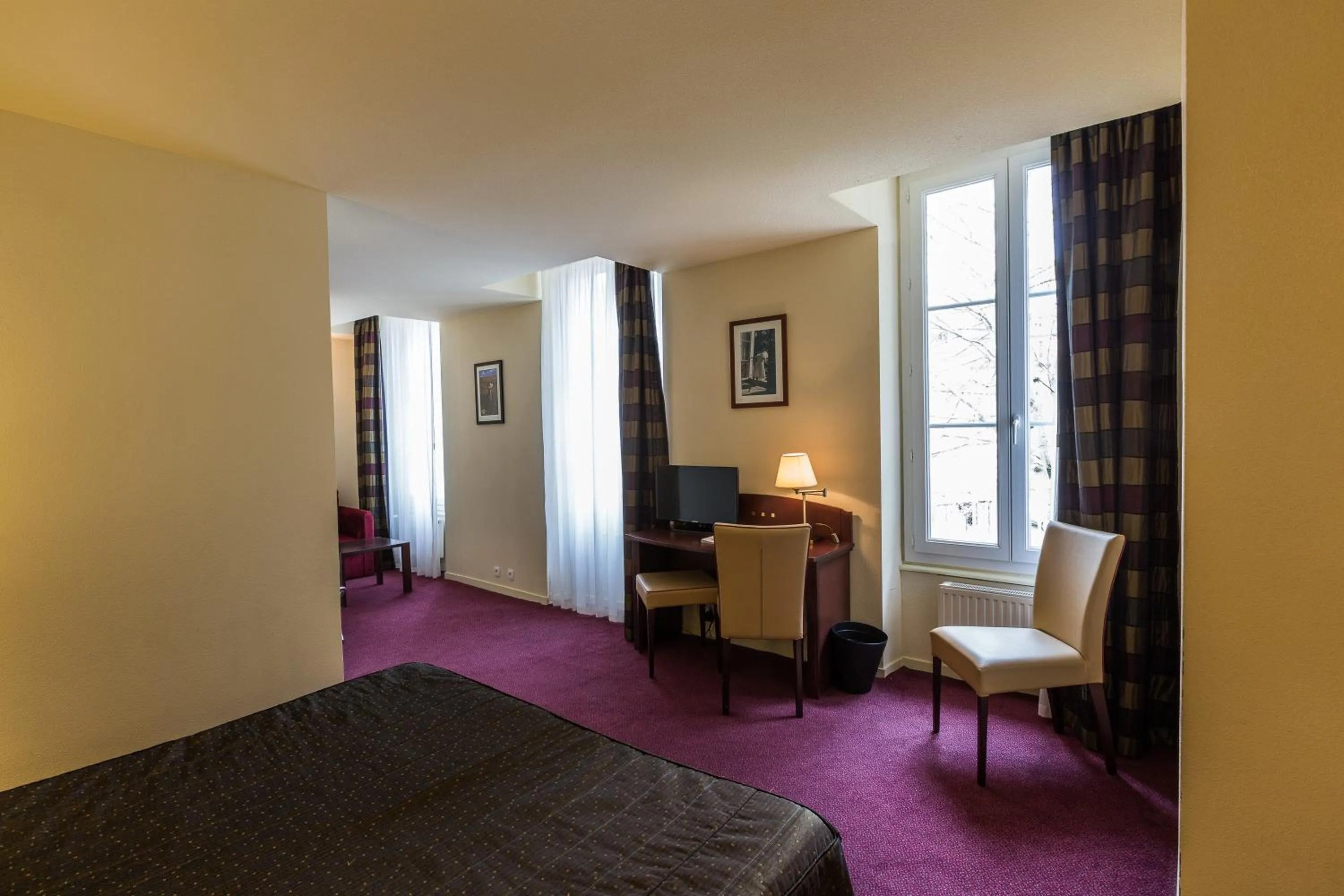 Photo of the whole room, Bed in Le Parc Des Fees Hôtel Retaurant & Spa