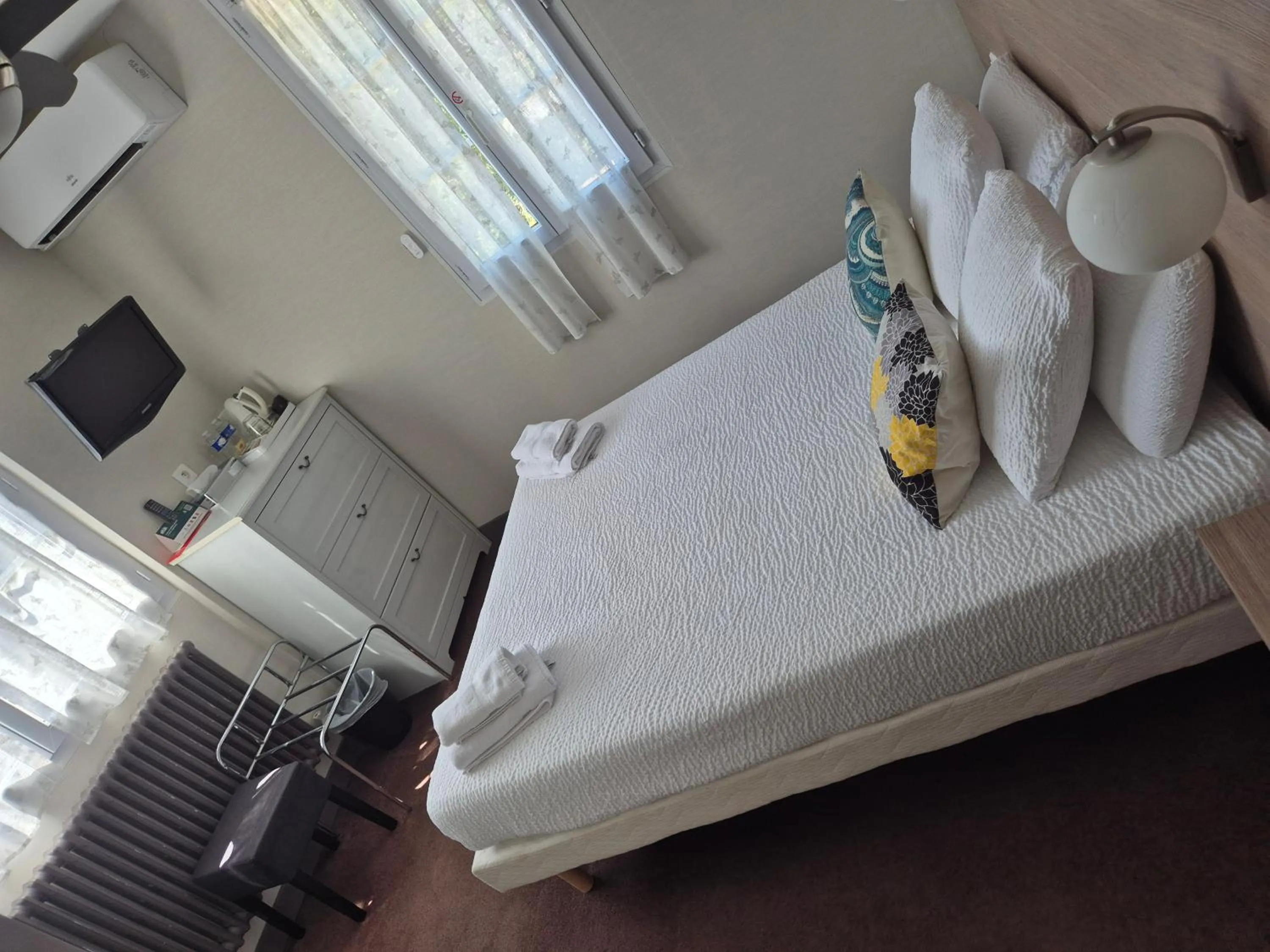 Bed in Logis Hôtel Restaurant Clair Cottage, Chisseaux - Chenonceaux