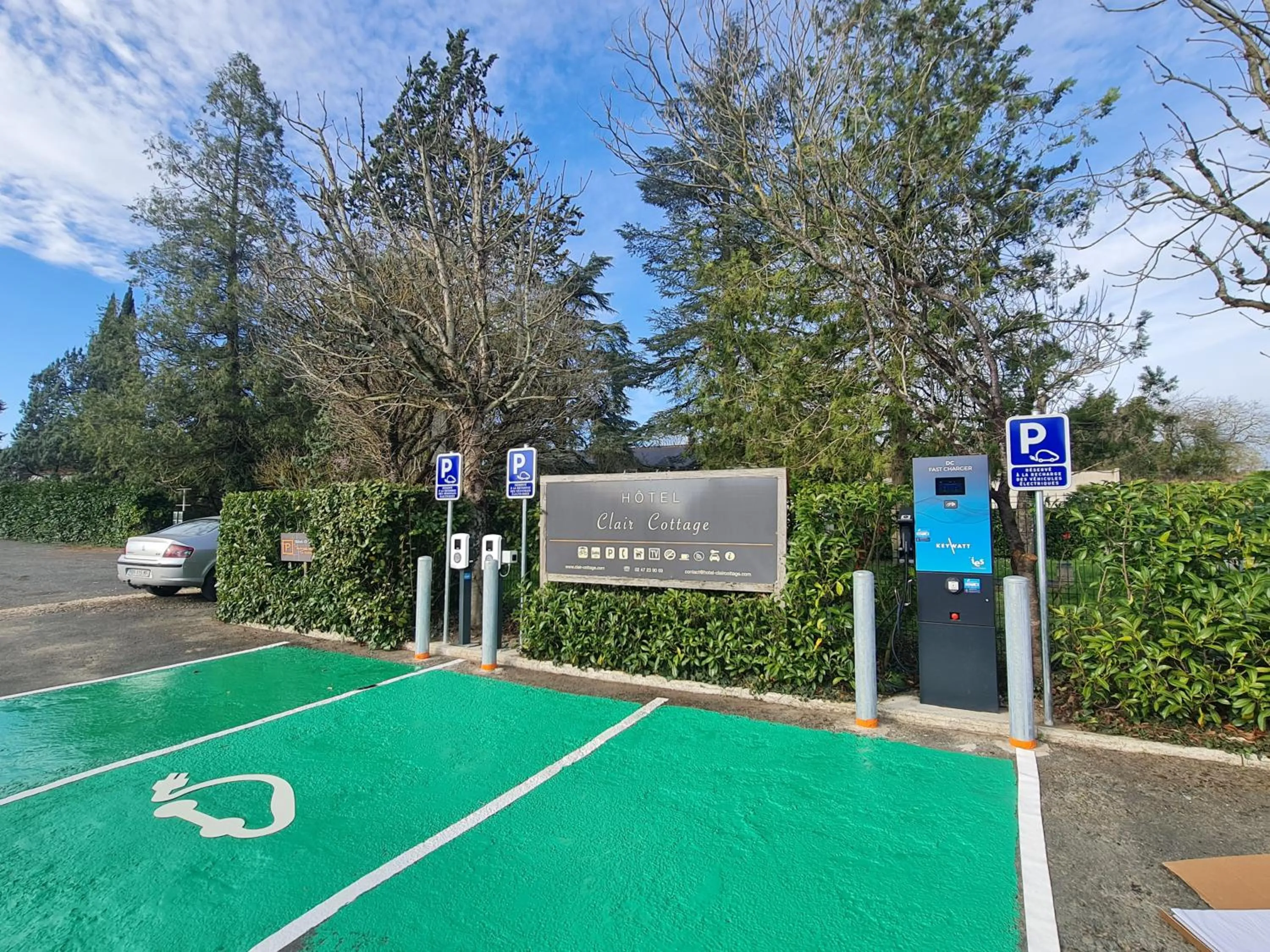 Parking in Logis Hôtel Restaurant Clair Cottage, Chisseaux - Chenonceaux