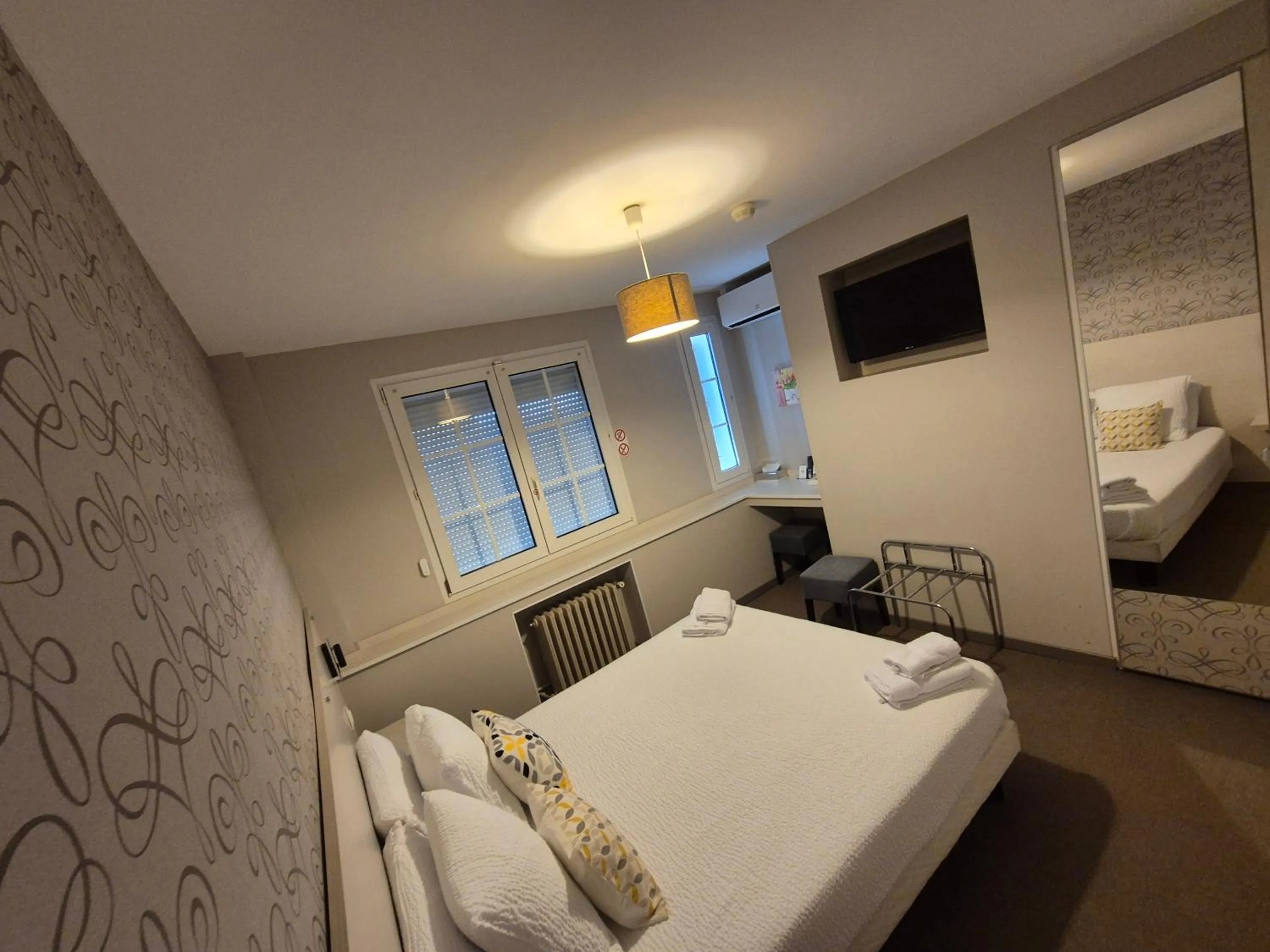 Bed in Logis Hôtel Restaurant Clair Cottage, Chisseaux - Chenonceaux