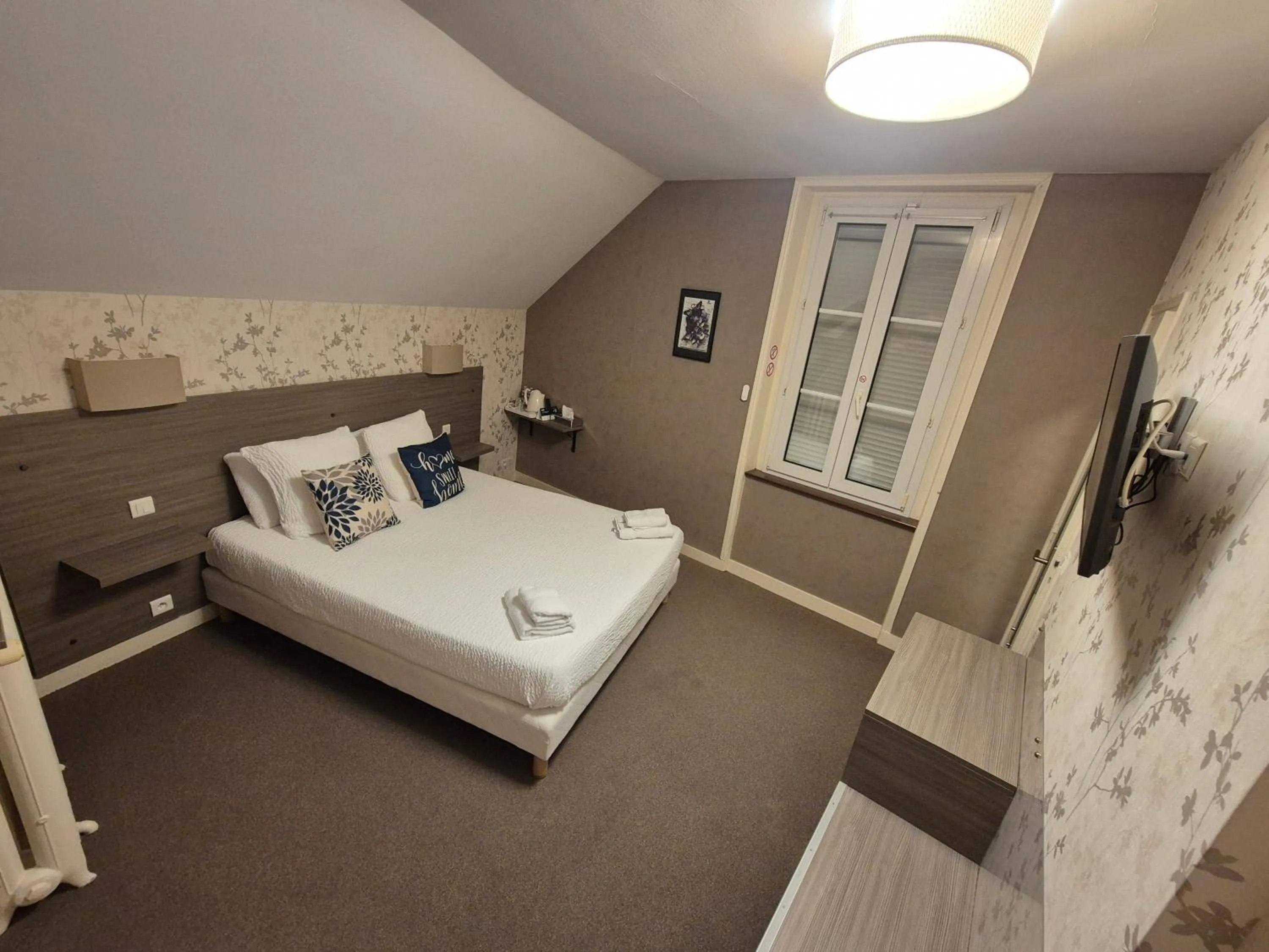 Bed in Logis Hôtel Restaurant Clair Cottage, Chisseaux - Chenonceaux