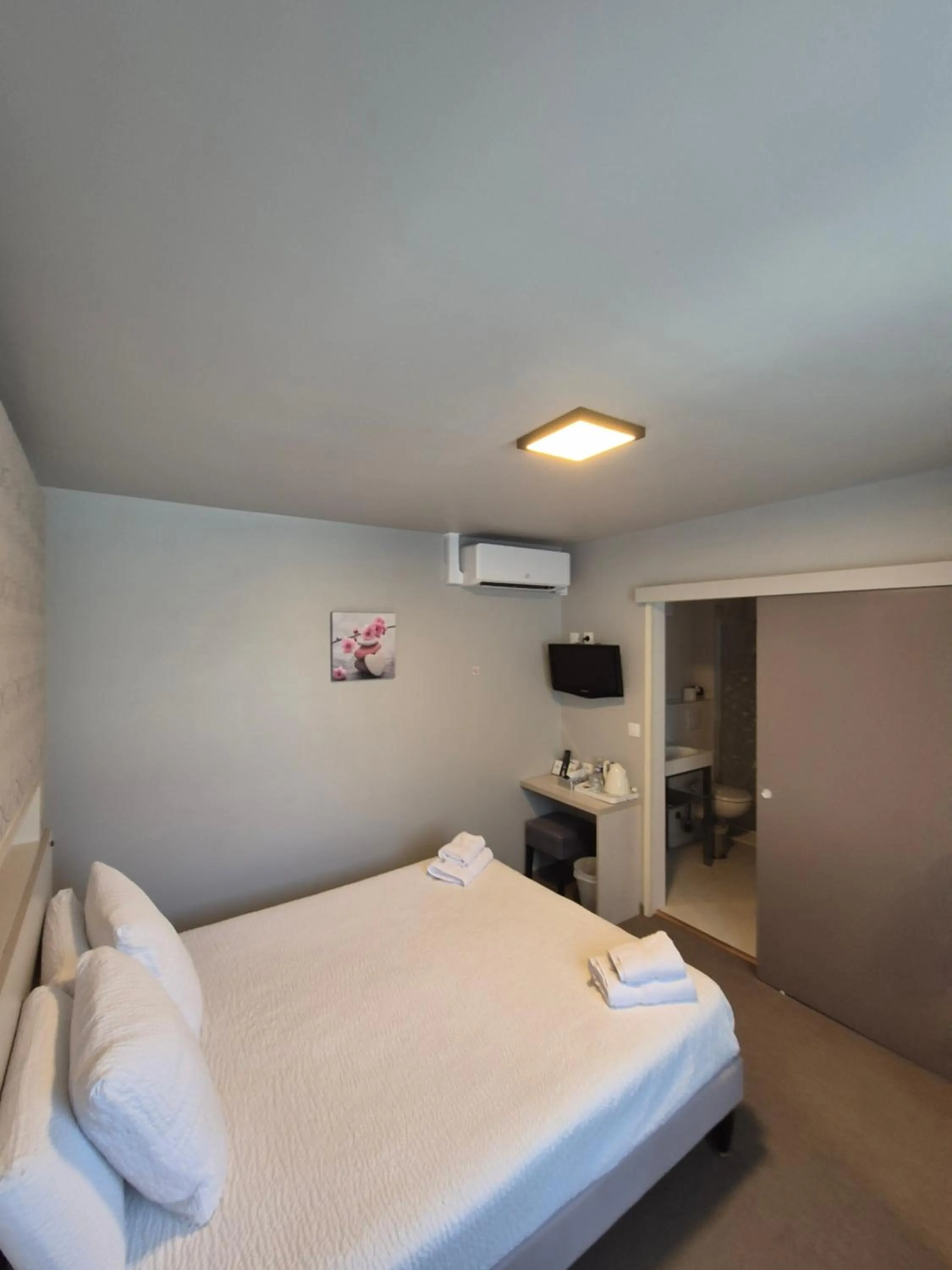 Bed in Logis Hôtel Restaurant Clair Cottage, Chisseaux - Chenonceaux