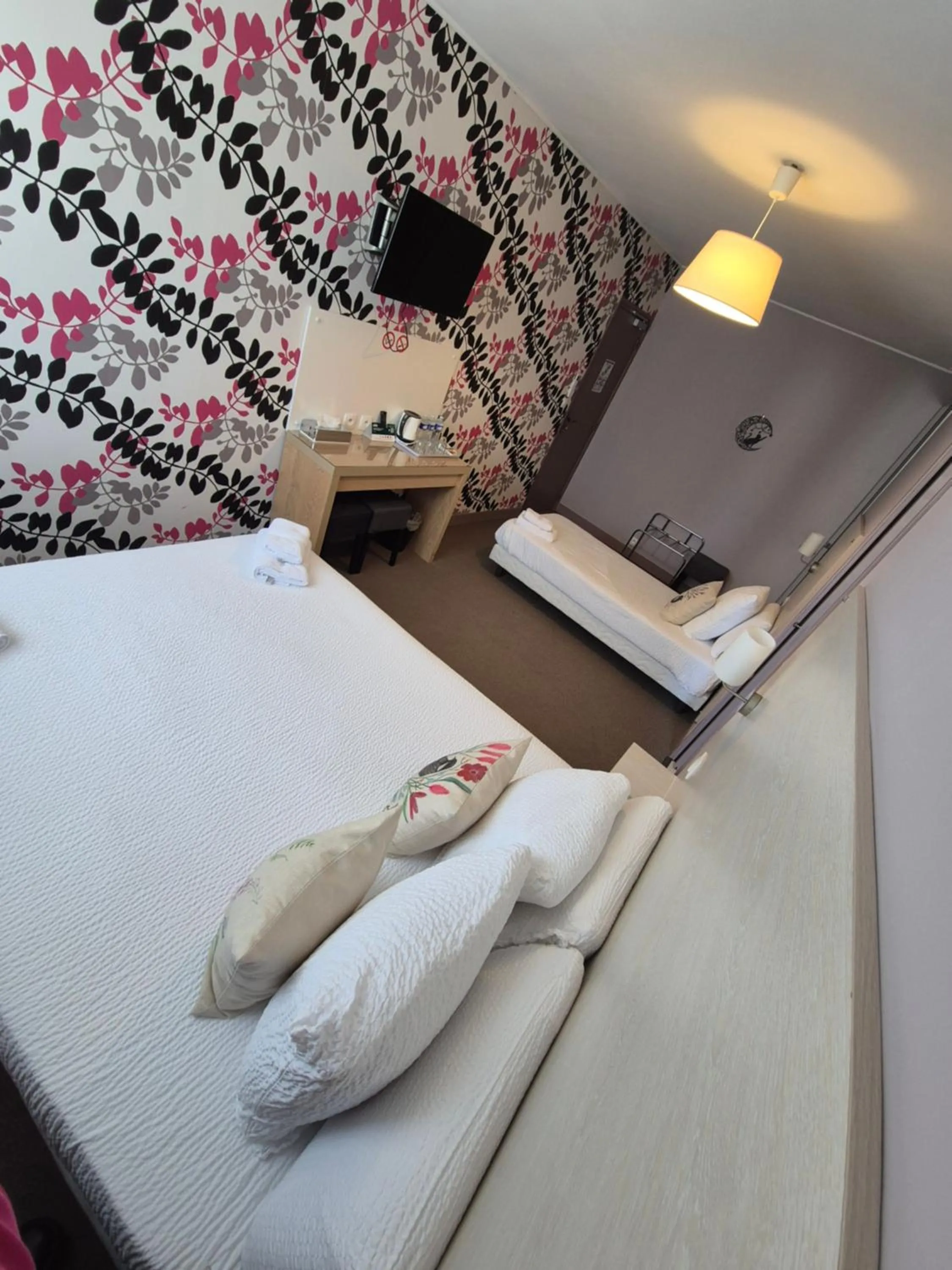 Bed in Logis Hôtel Restaurant Clair Cottage, Chisseaux - Chenonceaux