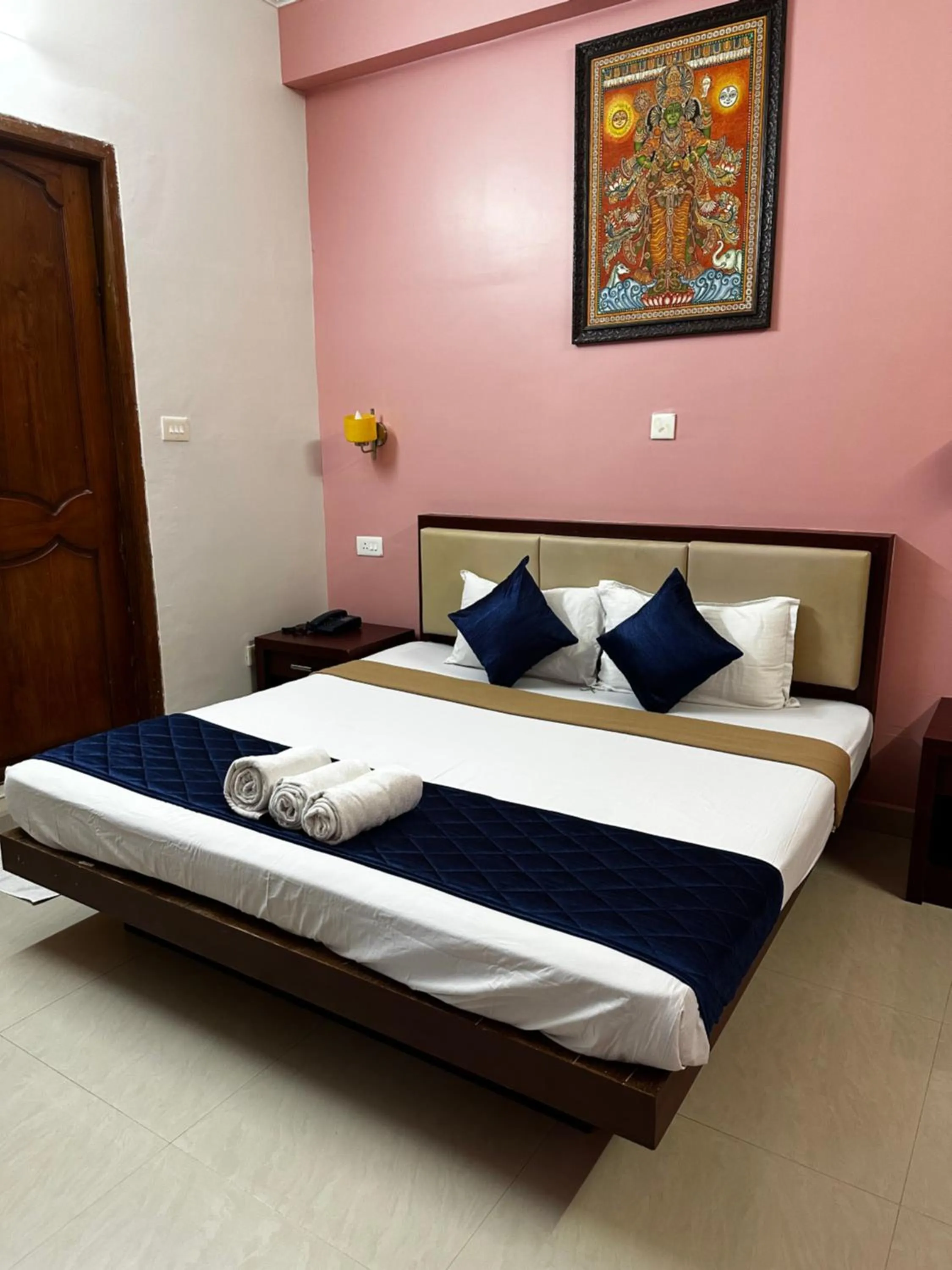 Bed in Hotel Opalo Kailas