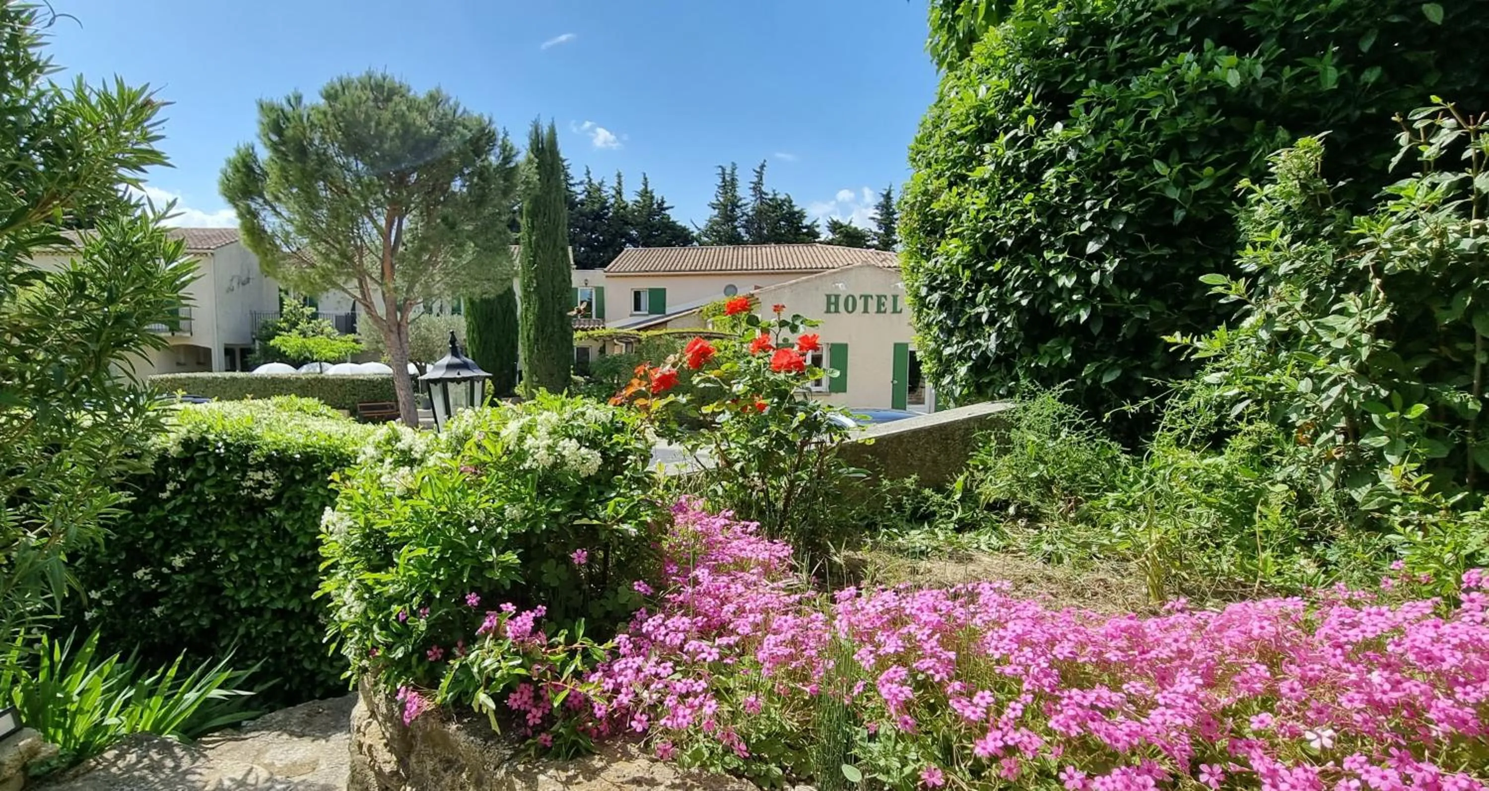 Garden view in Hôtel Le Pradet