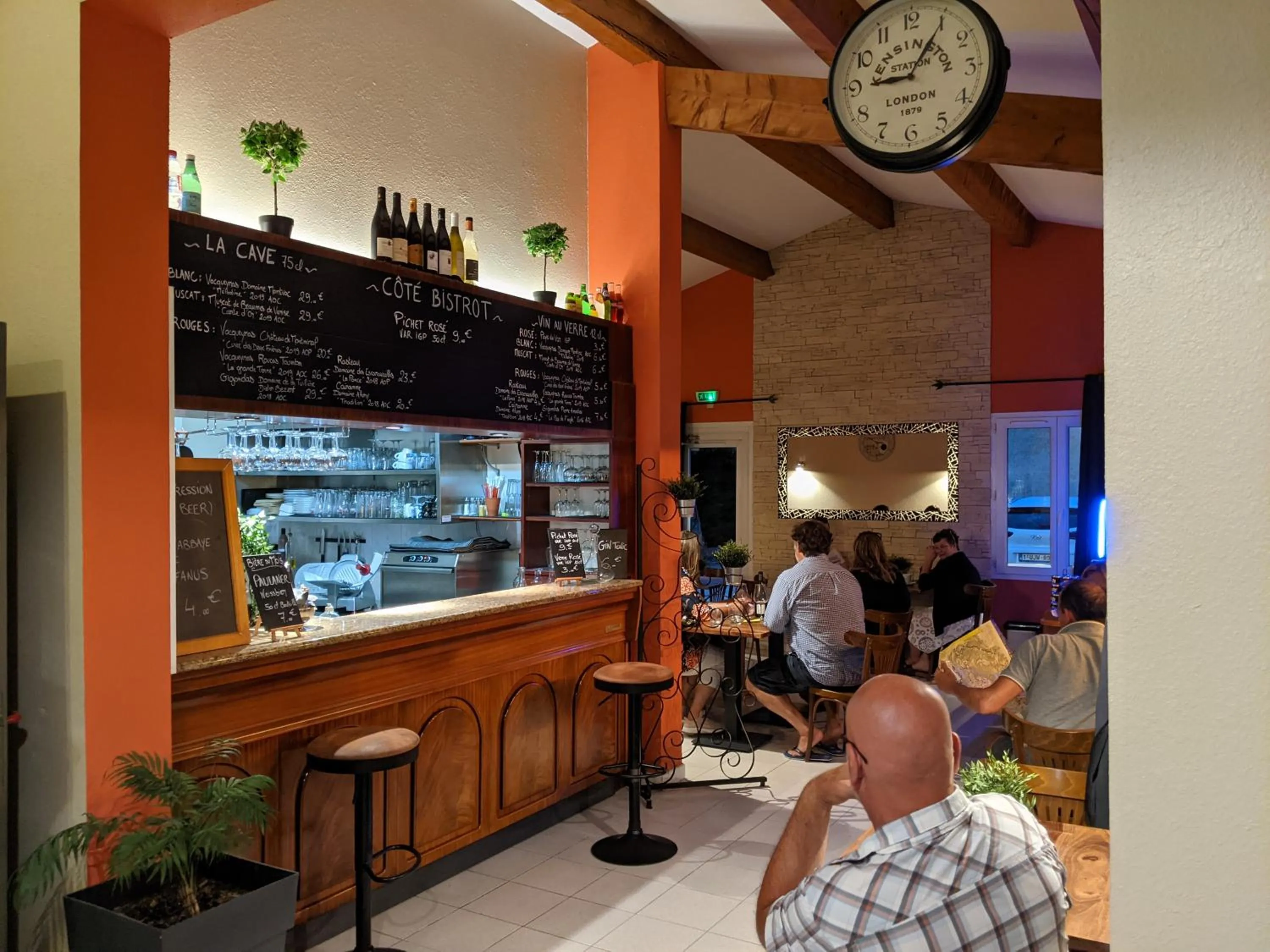 Lounge or bar in Hôtel Le Pradet