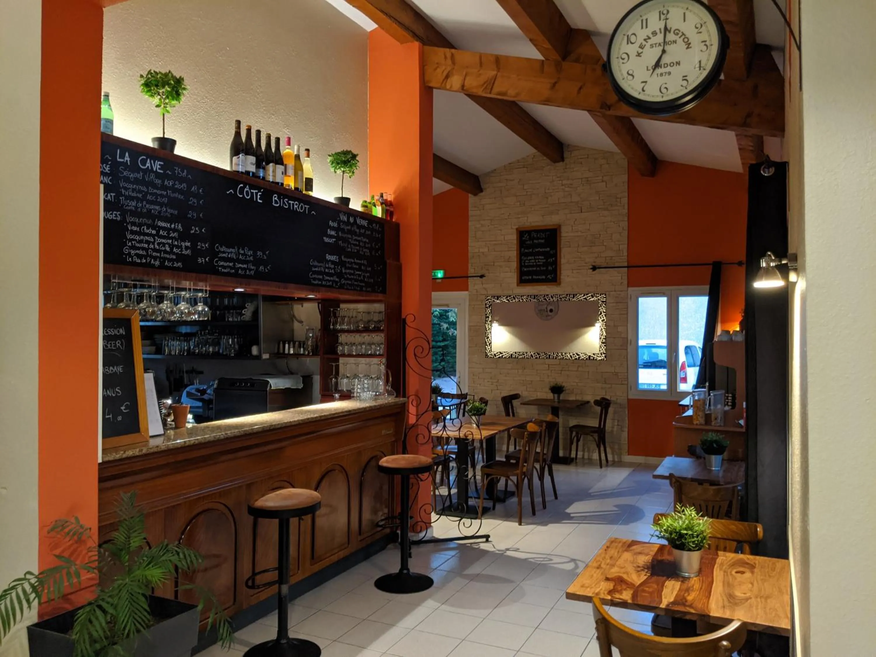 Lounge or bar in Hôtel Le Pradet