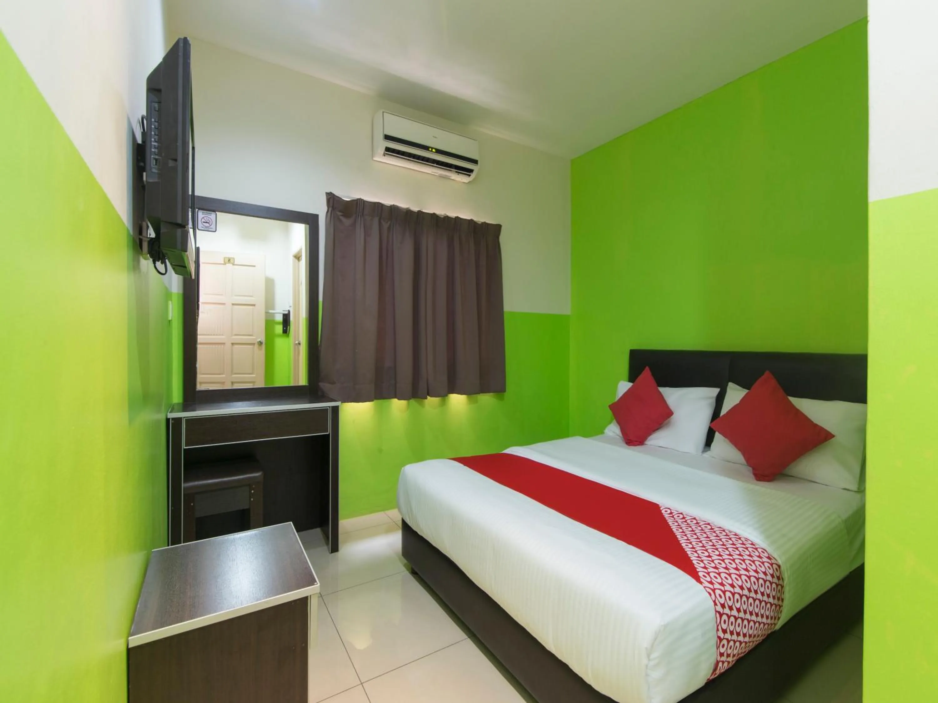 Bedroom in OYO 44072 Mines Cempaka Hotel