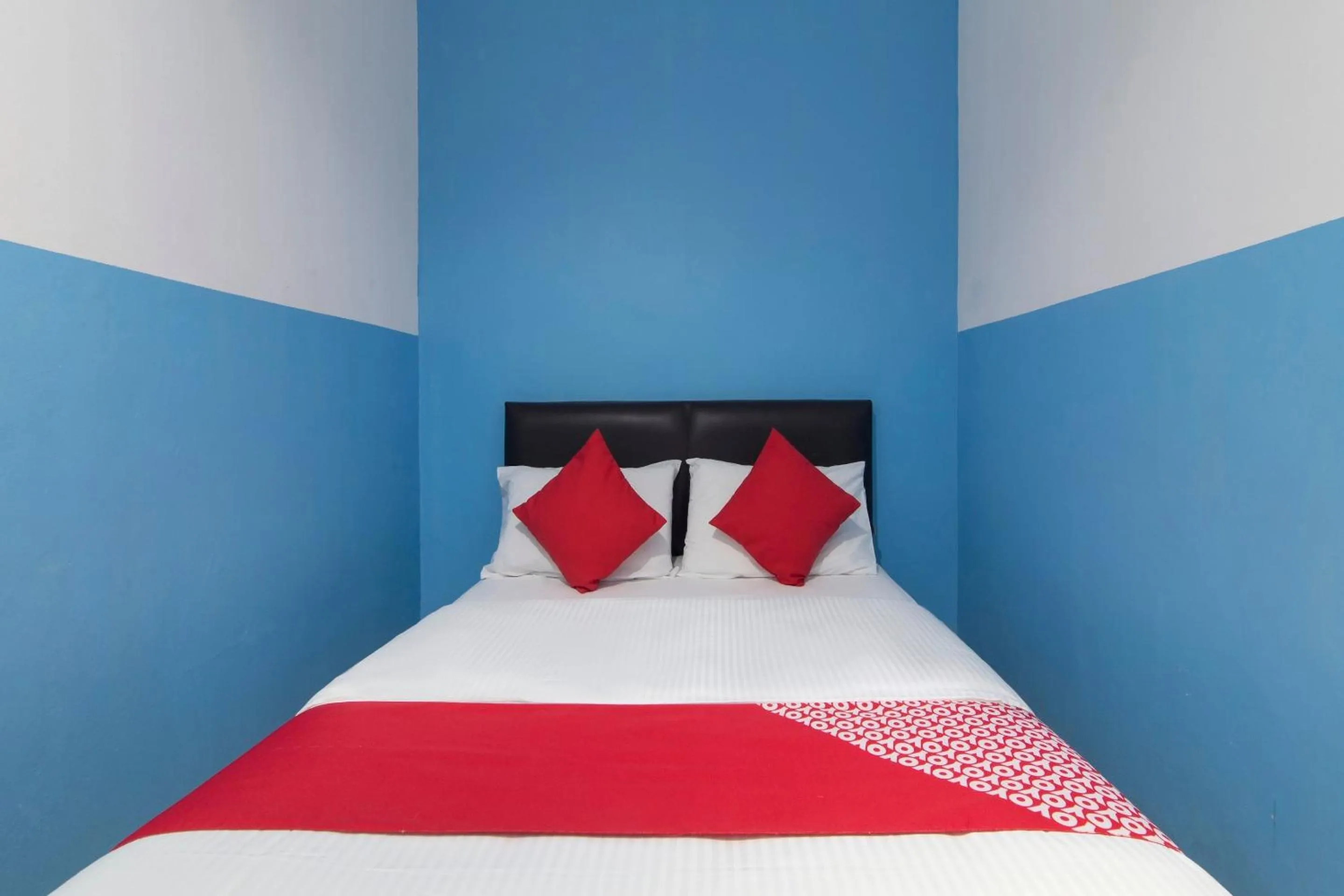 Bedroom in OYO 44072 Mines Cempaka Hotel