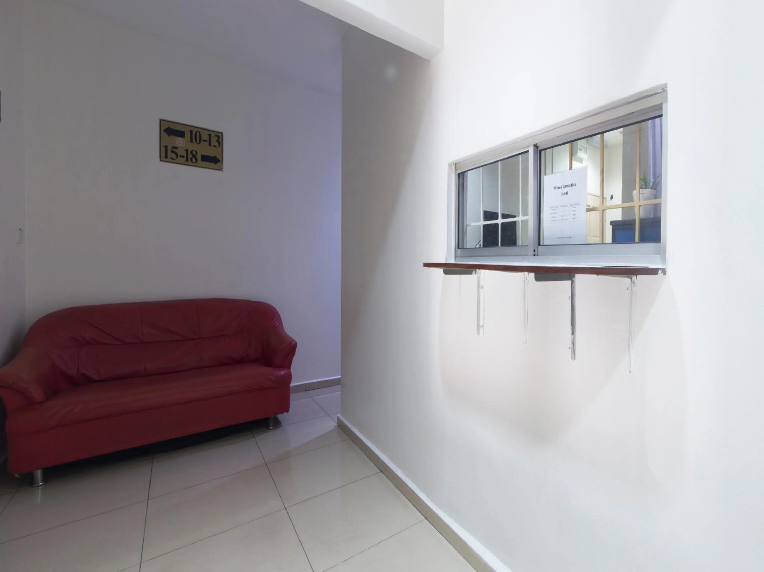 Lobby or reception in OYO 44072 Mines Cempaka Hotel